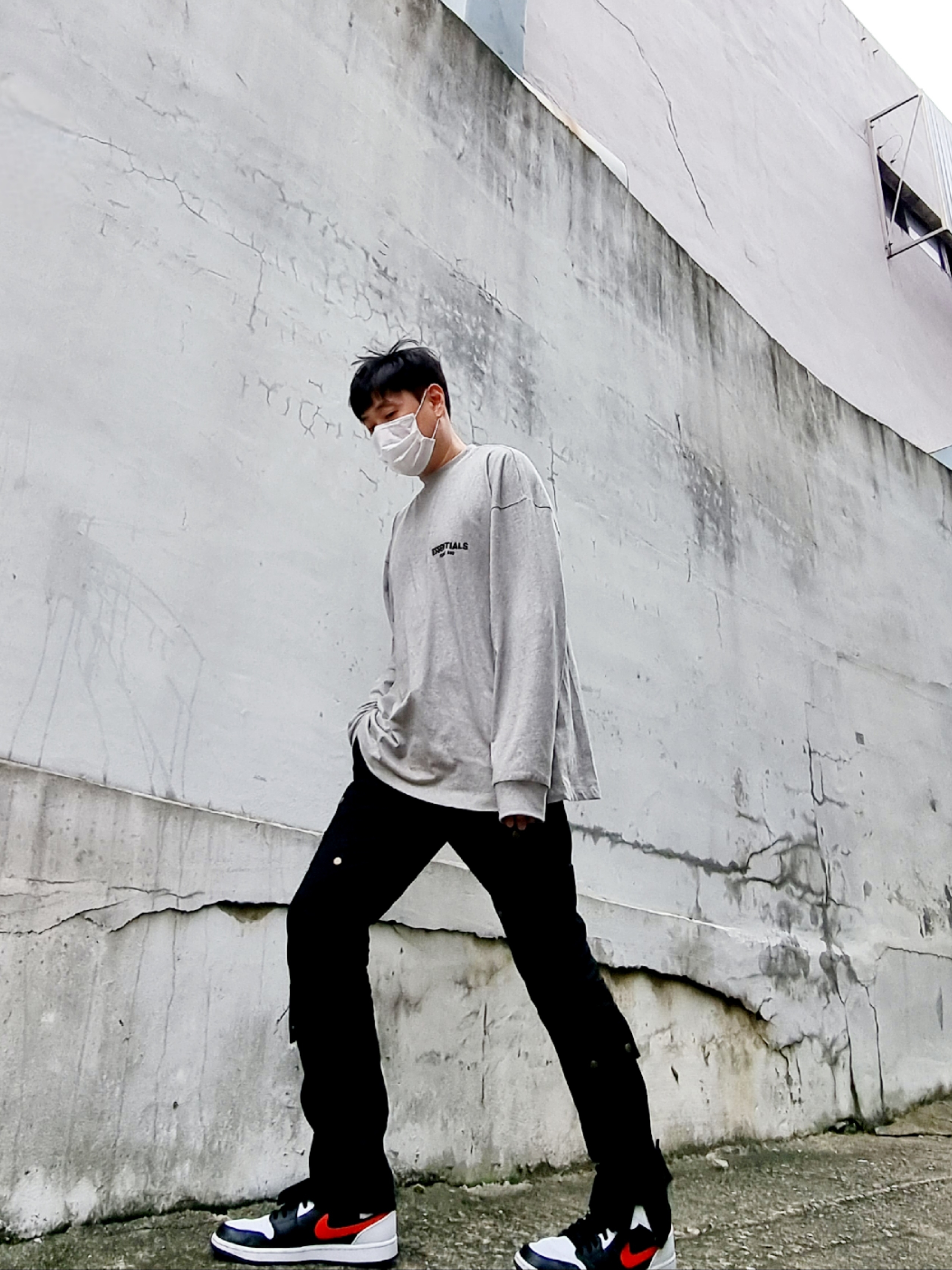 Essentials The Core Collection Long Sleeve T-Shirt Dark Oatmeal, Jordan 1 Mid Black Chile Red 착용 스타일