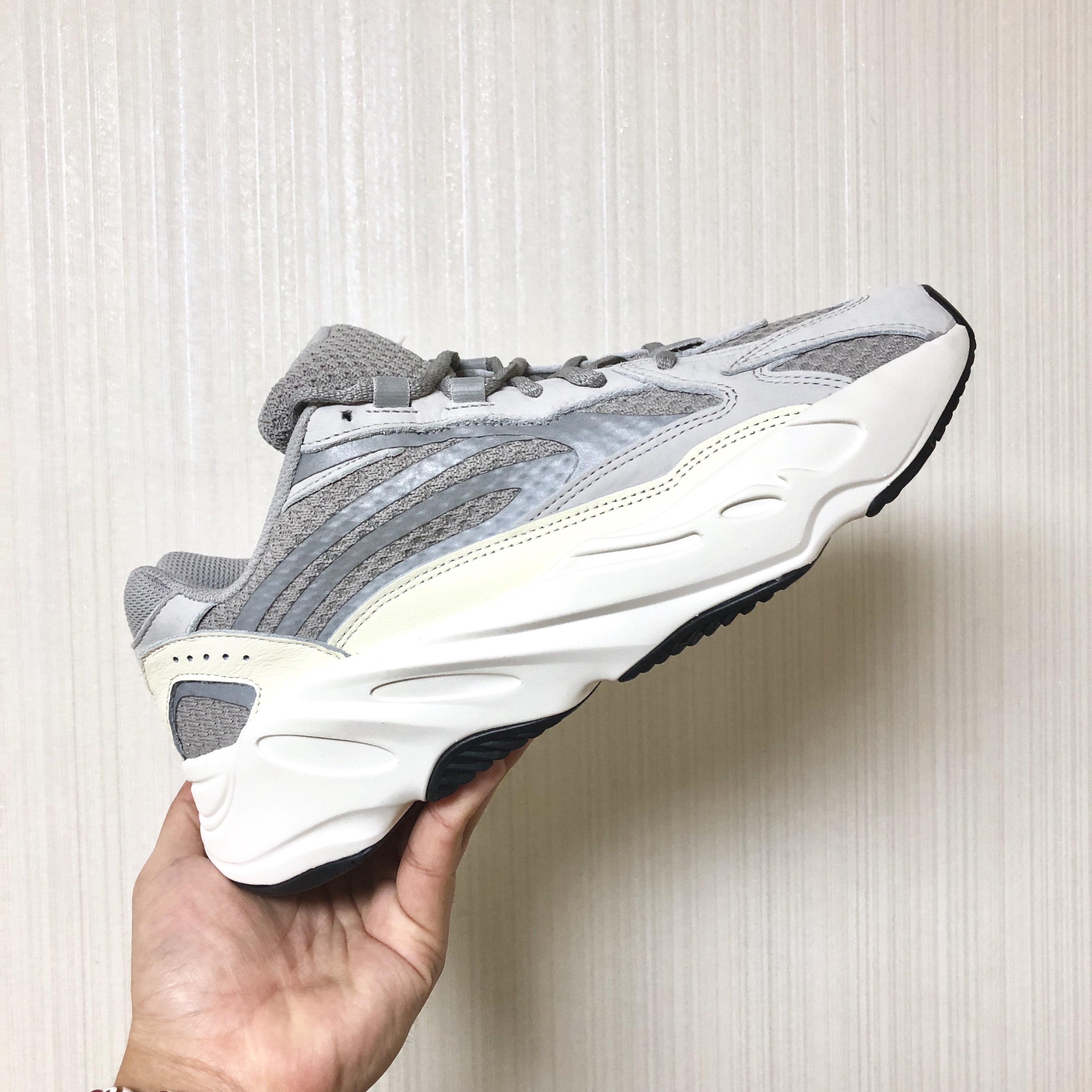 Adidas Yeezy Boost 700 V2 Static 2018 착용 스타일