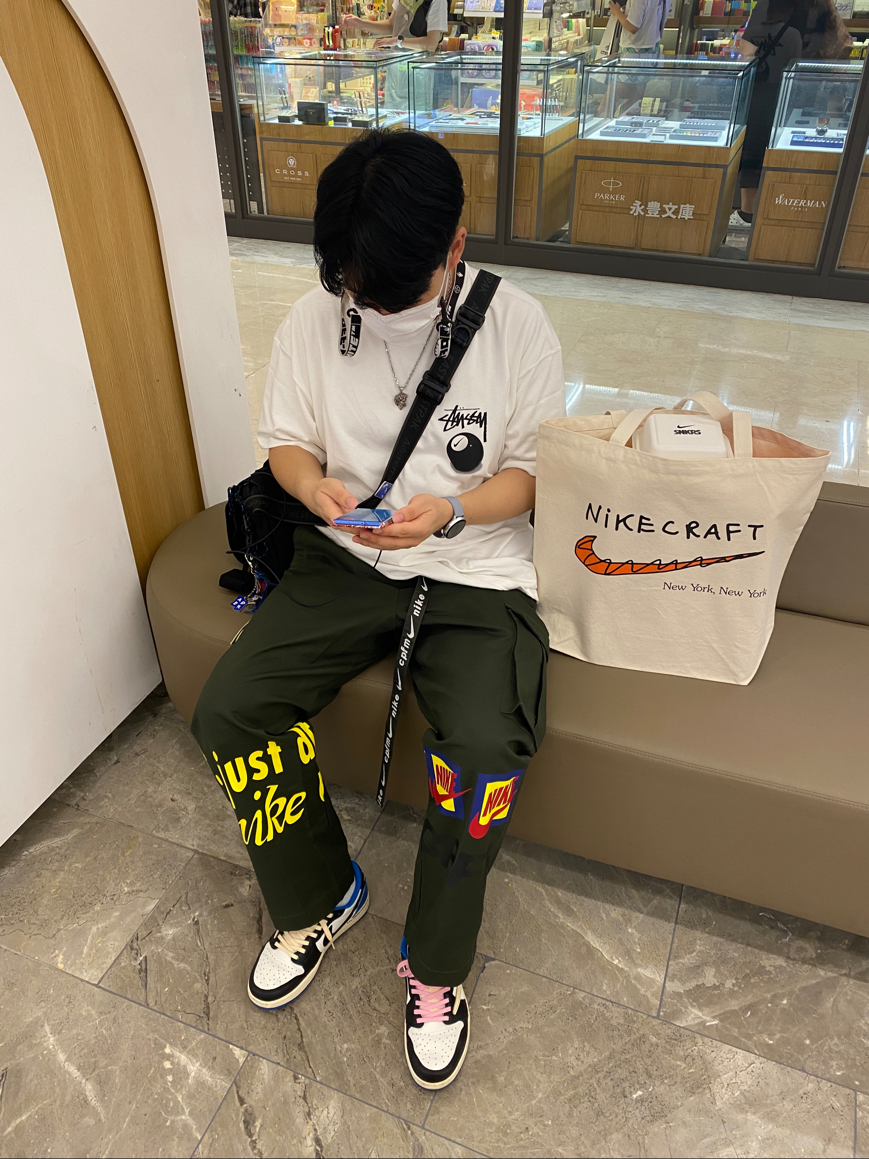 Nike x Stussy NRG FL SS 8 Ball T-Shirt White (DO9322-100), Nike x Cactus Plant Flea Market Track Pants Olive 착용 스타일