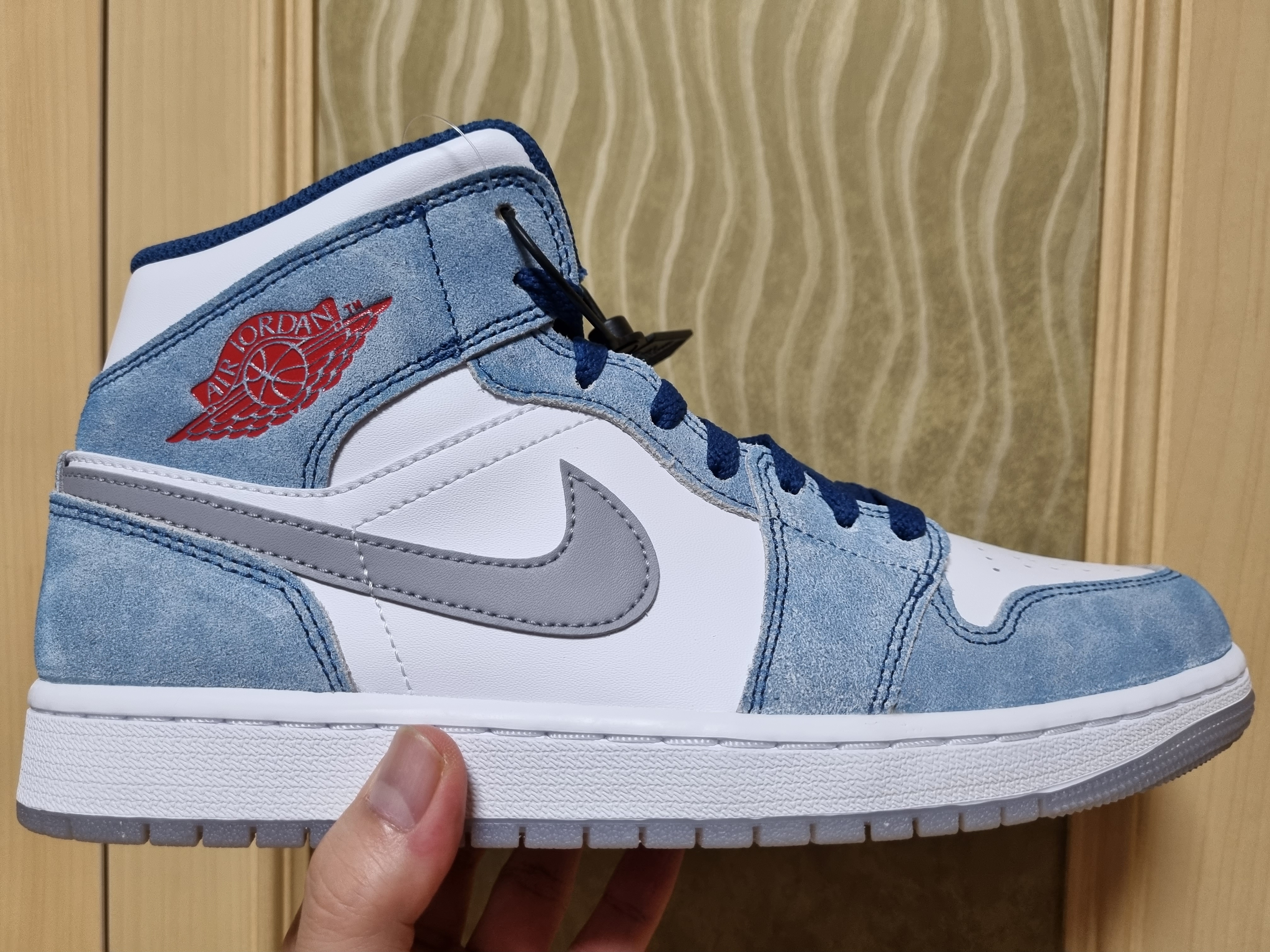 Jordan 1 Mid SE French Blue Fire Red 착용 스타일 - 1
