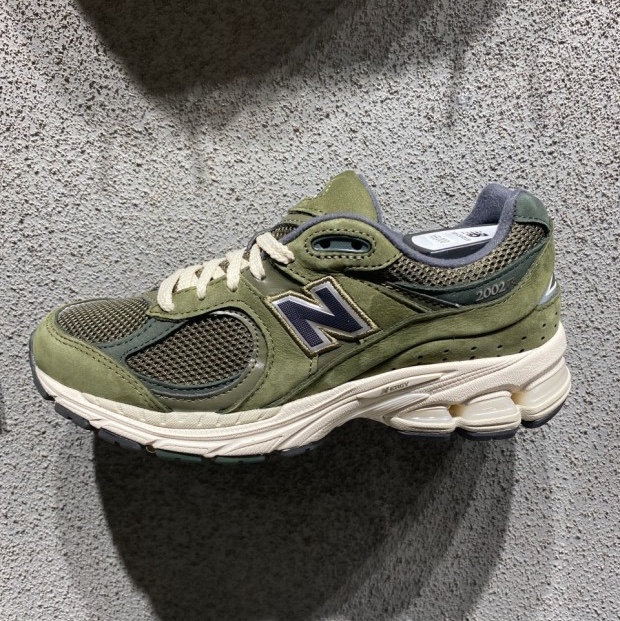 New Balance 2002R Grape Leaf 착용 스타일