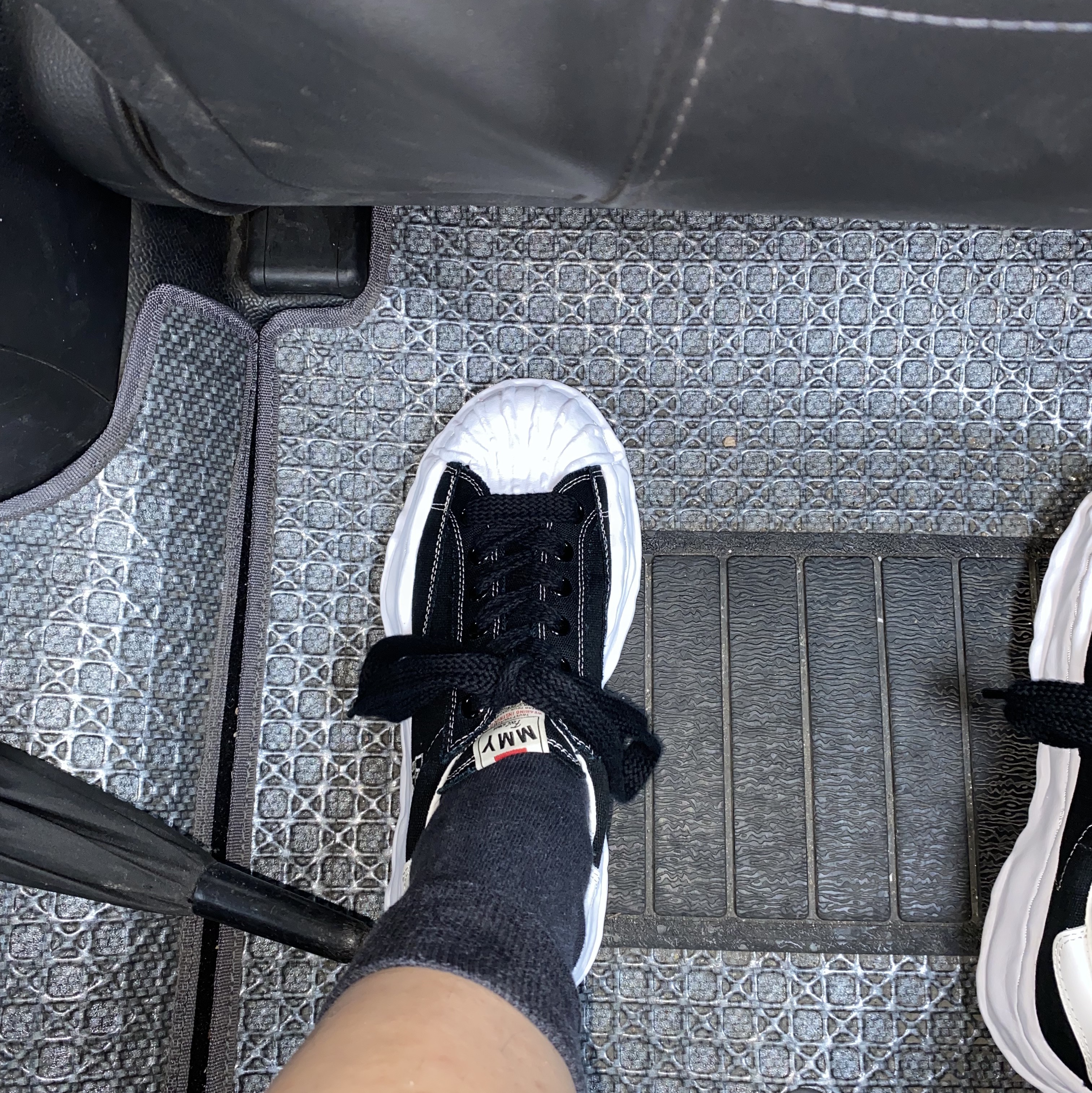 Maison Mihara Yasuhiro Blakey OG Sole Canvas Low-top Sneakers Black White 착용 스타일