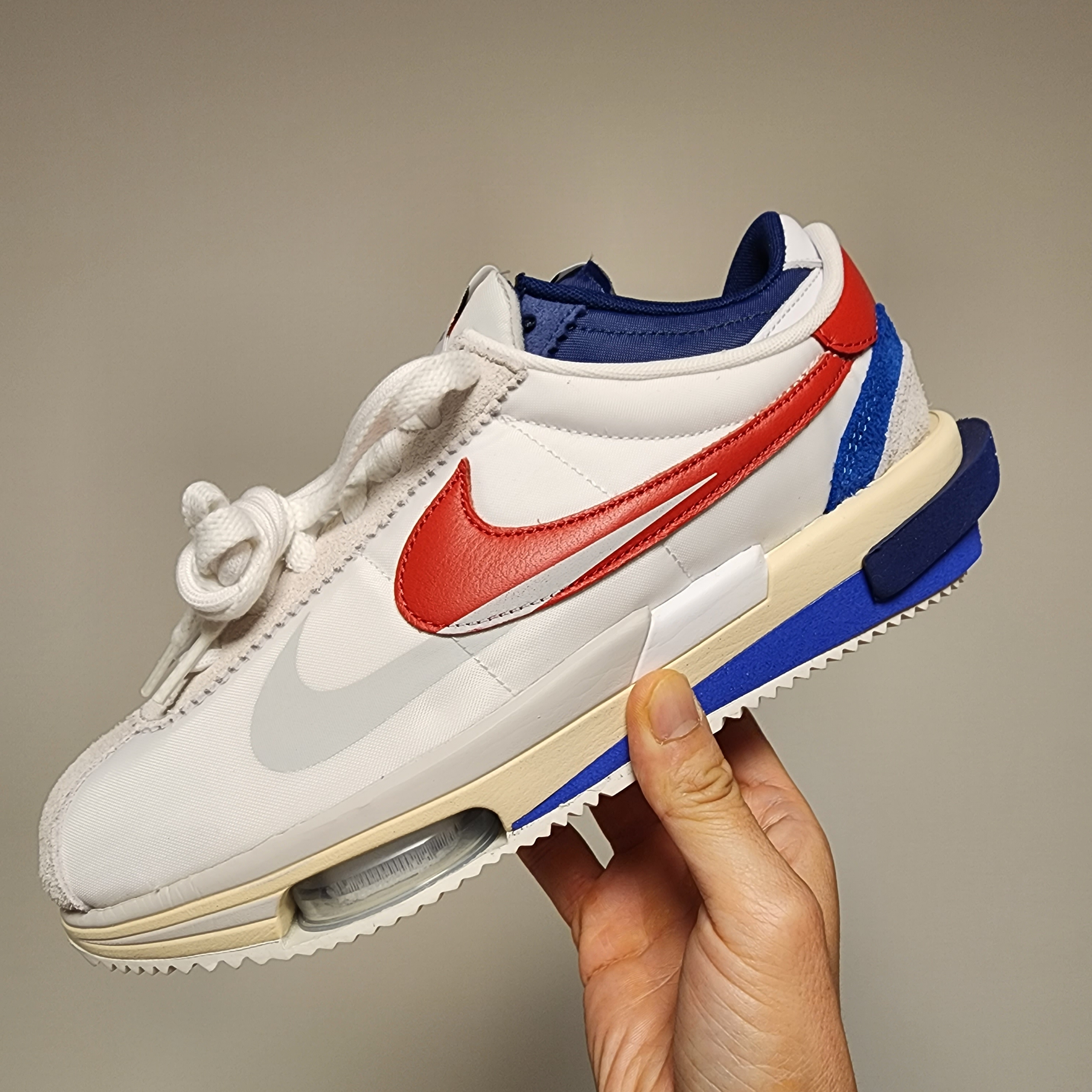 Nike x Sacai Zoom Cortez SP White and University Red 착용 스타일 - 1