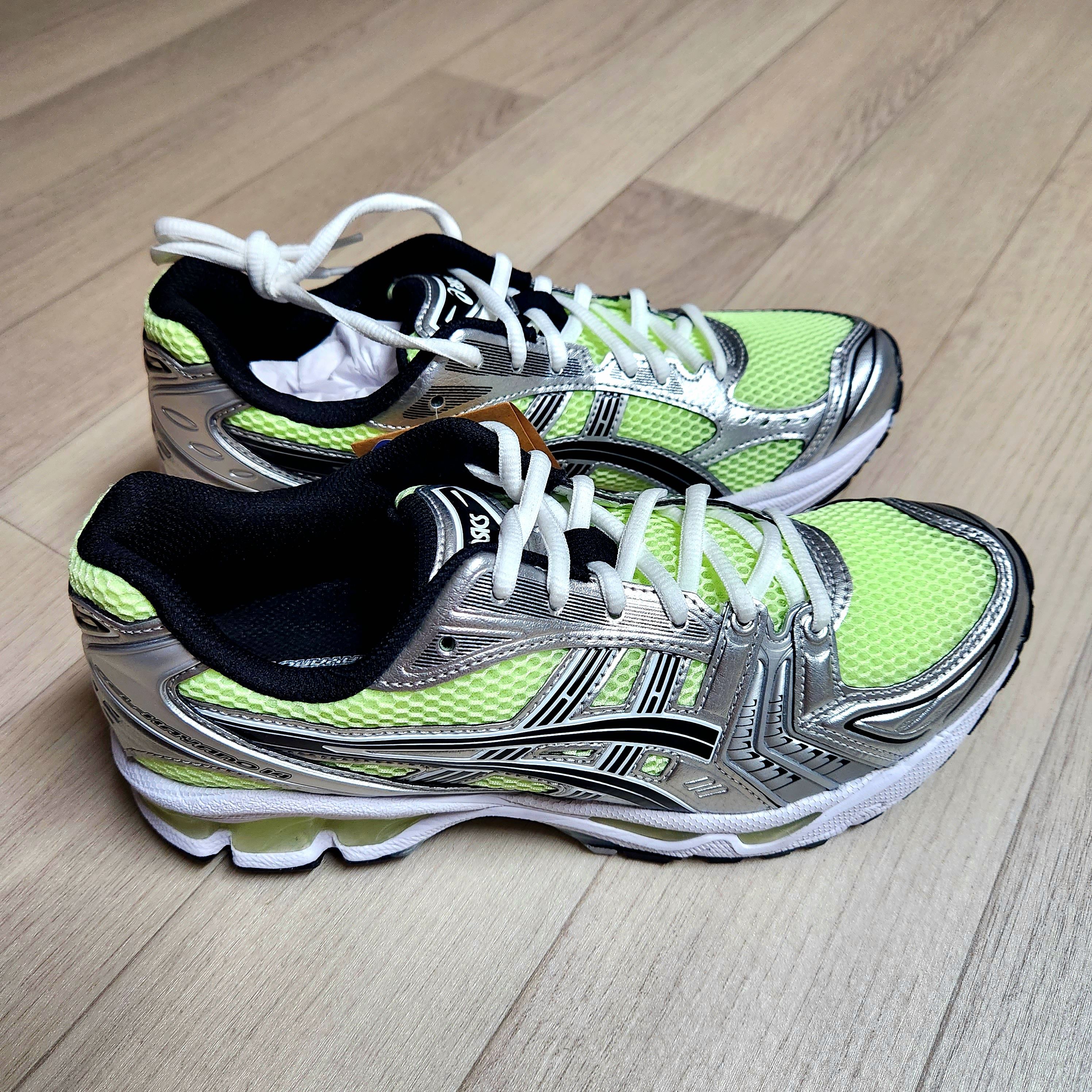 Asics Gel-Kayano 14 Illuminate Yellow Black 착용 스타일