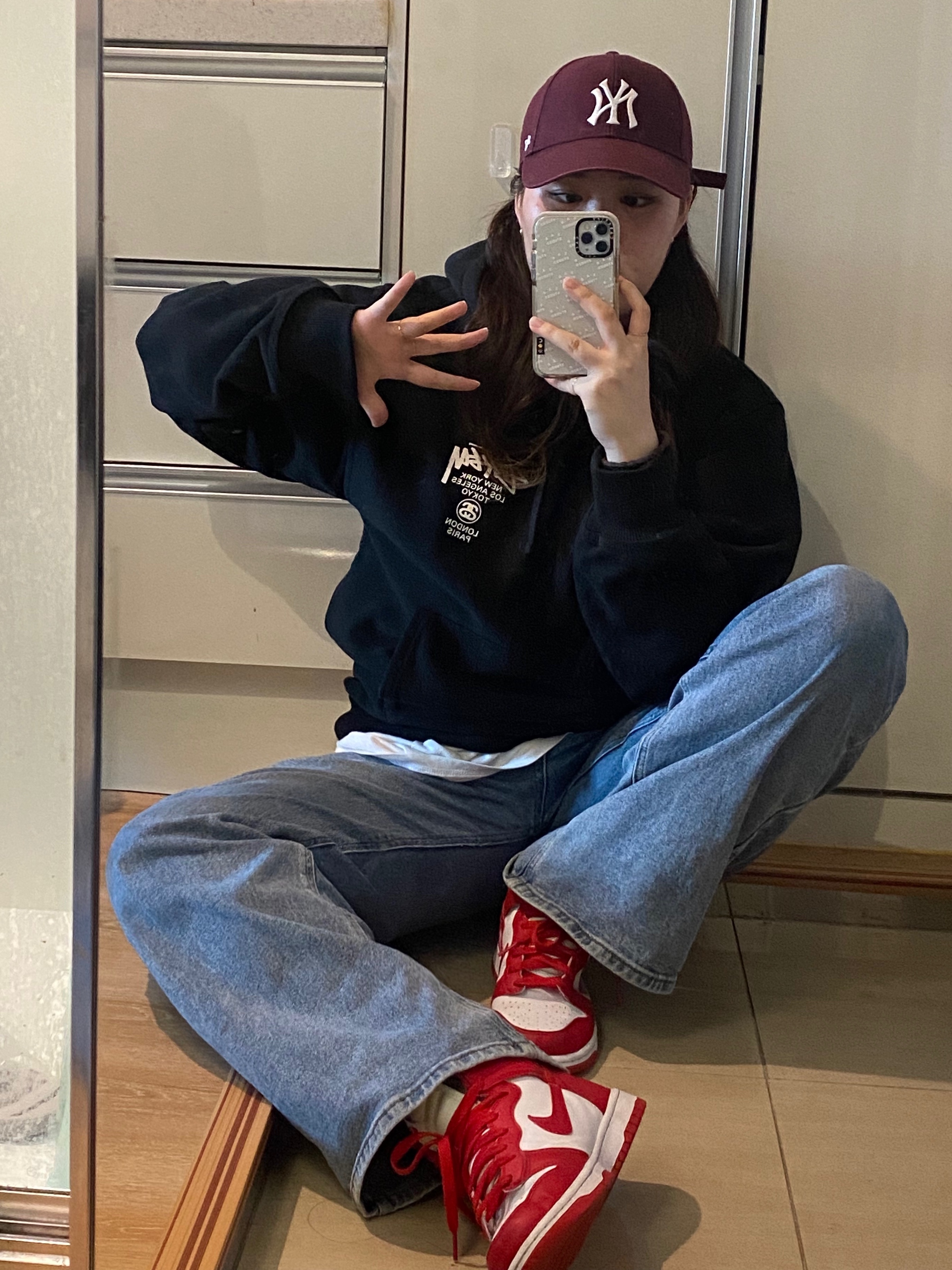 Stussy World Tour Hoodie Black 2022, (GS) Nike Dunk High Championship White and Red 착용 스타일