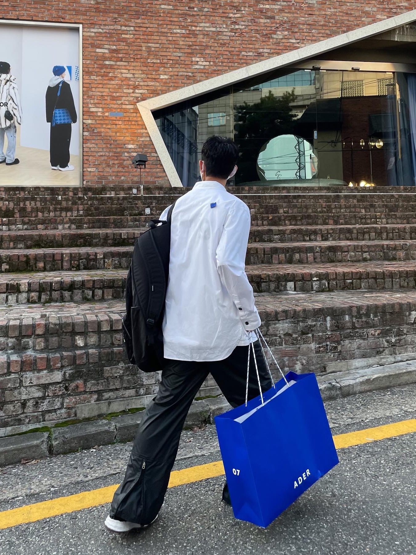 Zara x Ader Error Oversized Shirt White, Maison Mihara Yasuhiro Blakey OG Sole Canvas Low-top Sneakers Black White 착용 스타일 - 4