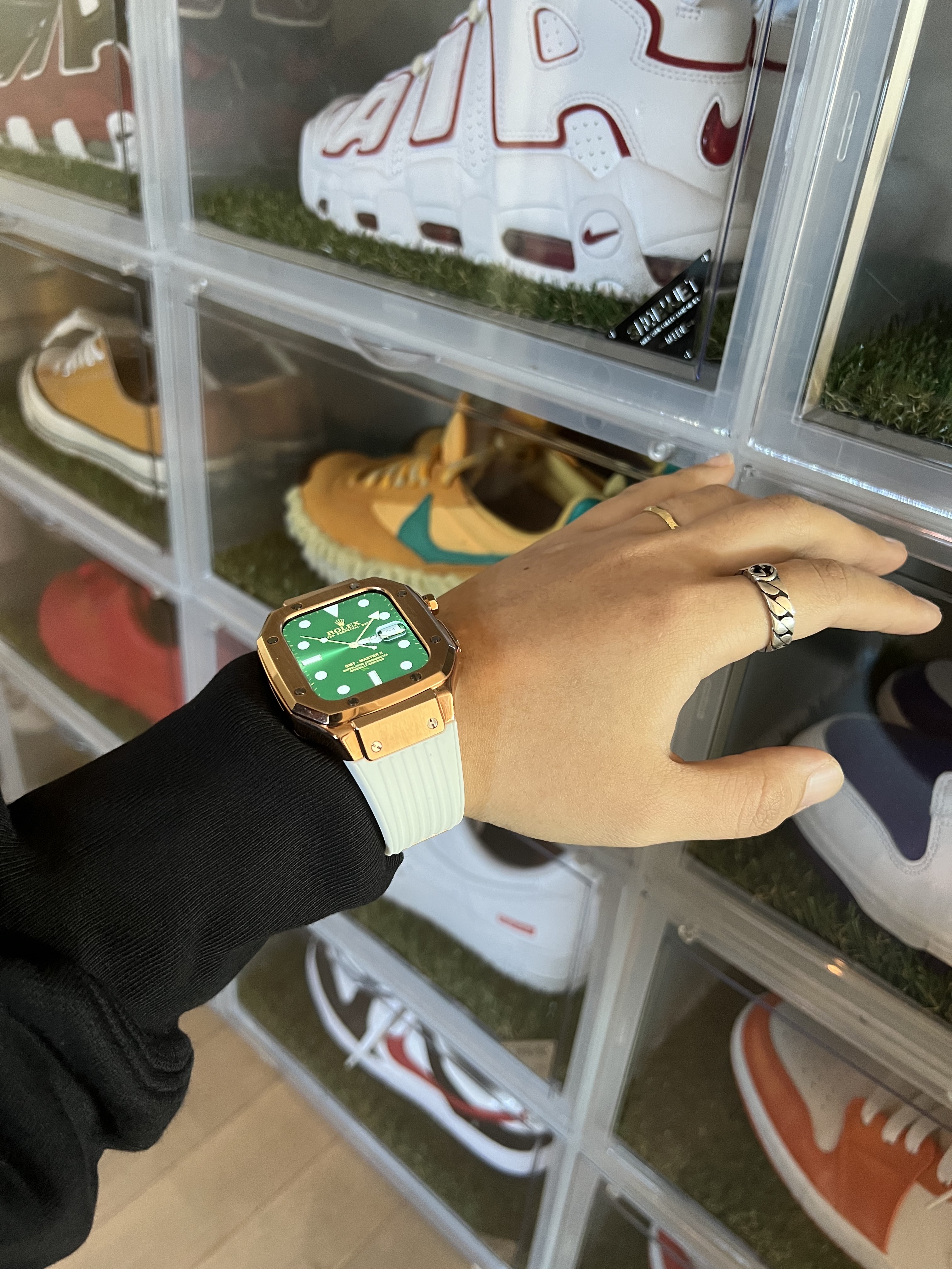 Apple Watch Nike SE 44mm GPS Space Gray Aluminum Case with Nike Sport Band Anthracite Black (Korean Ver.), Balenciaga Triple S Grey Red Blue 2018 Reissue 착용 스타일 - 2