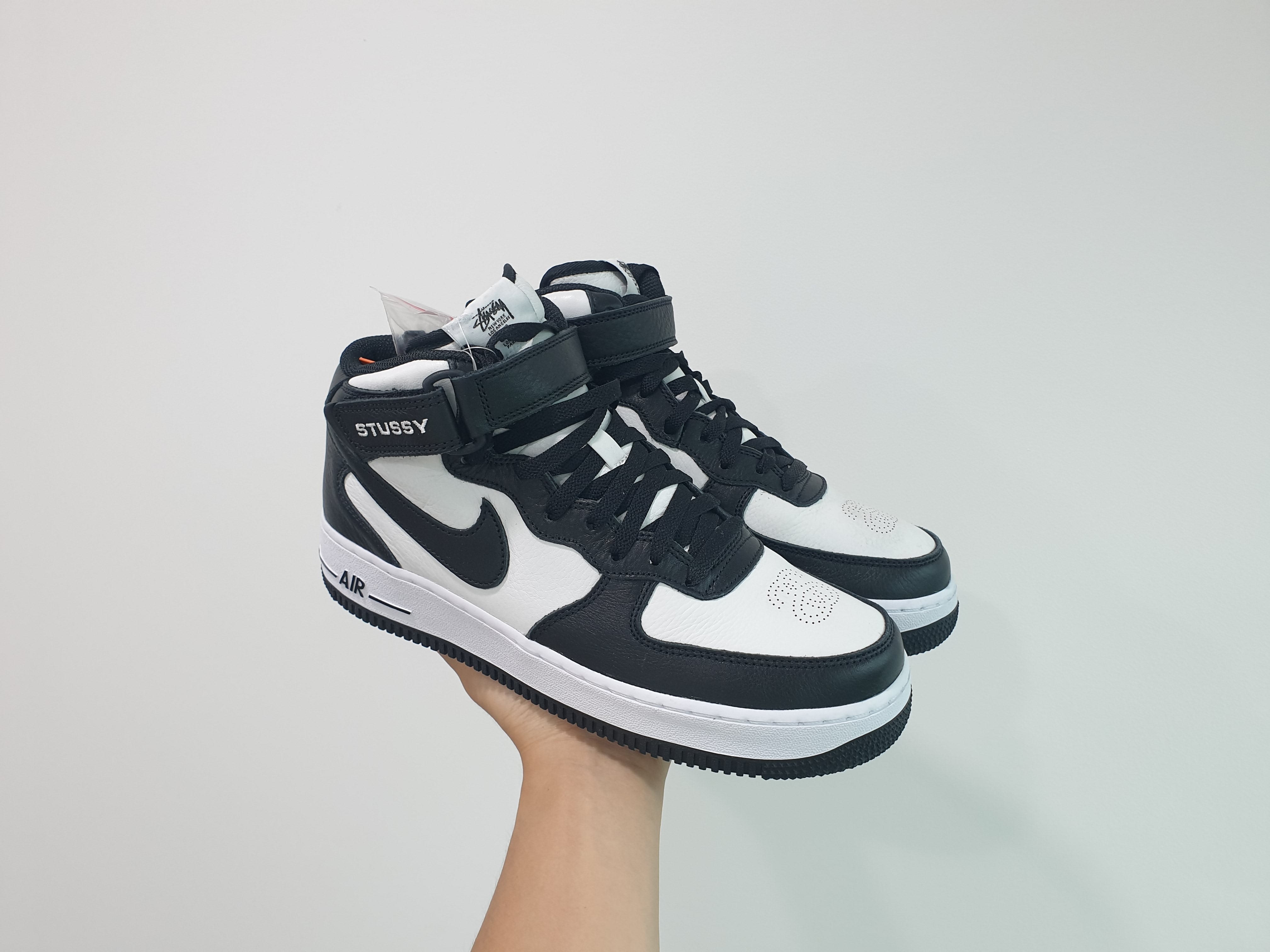 Nike x Stussy Air Force 1 '07 Mid SP Black and Light Bone 착용 스타일 - 3