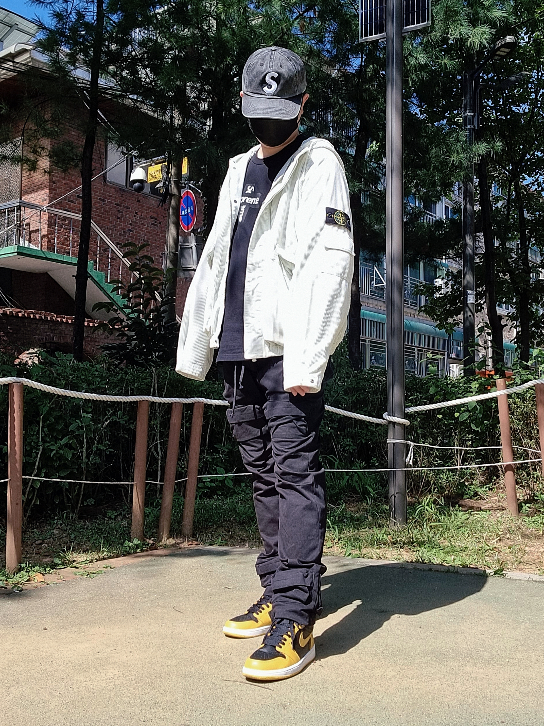 Supreme Pigment Print S Logo 6-Panel Black - 20SS, Supreme x Stone Island Corduroy Jacket Stone - 20FW 착용 스타일 - 1
