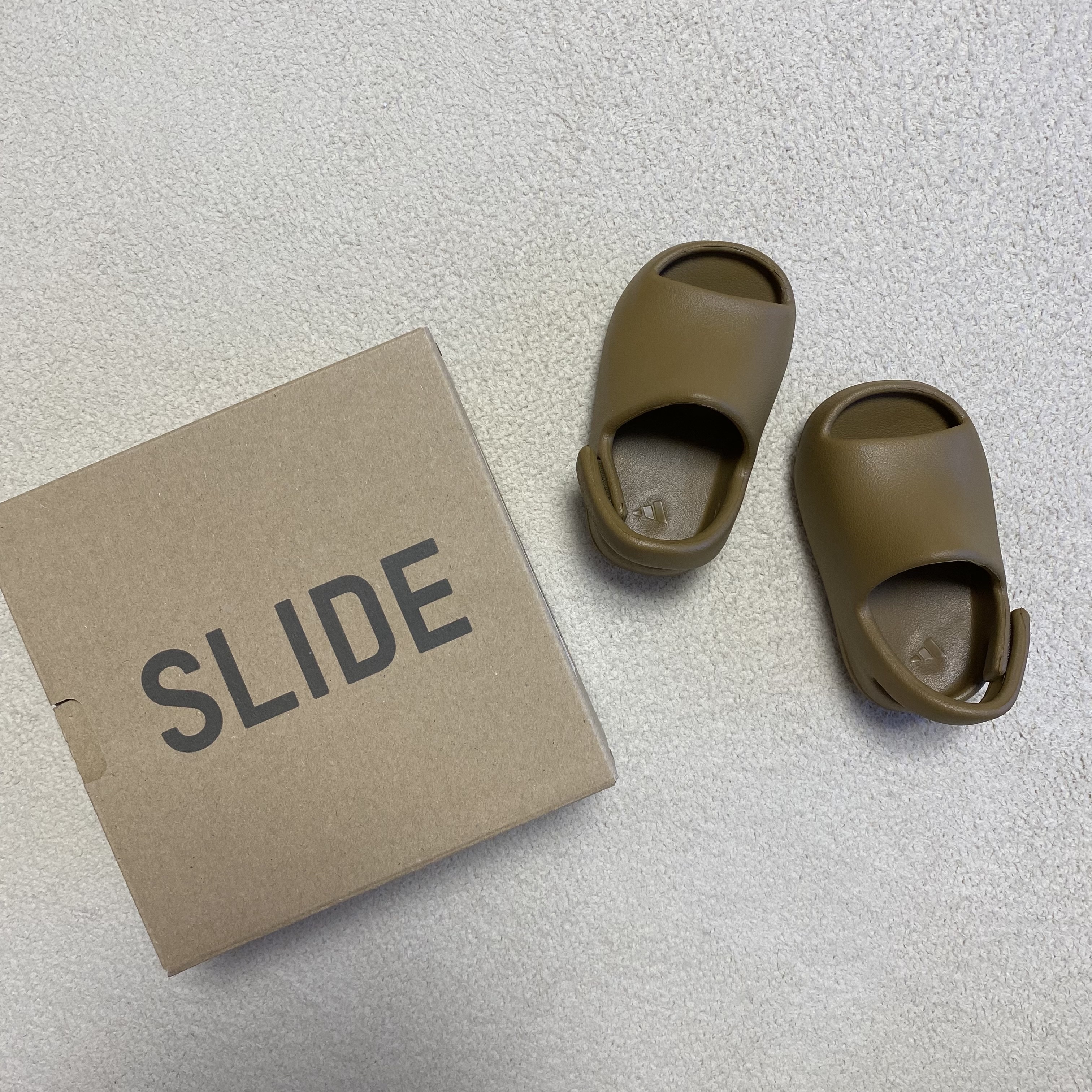 (Infant) Adidas Yeezy Slide Ochre 착용 스타일