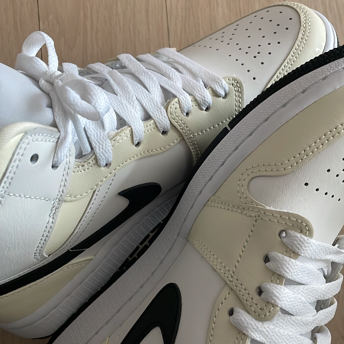(W) Jordan 1 Mid Coconut Milk 착용 스타일 - 3