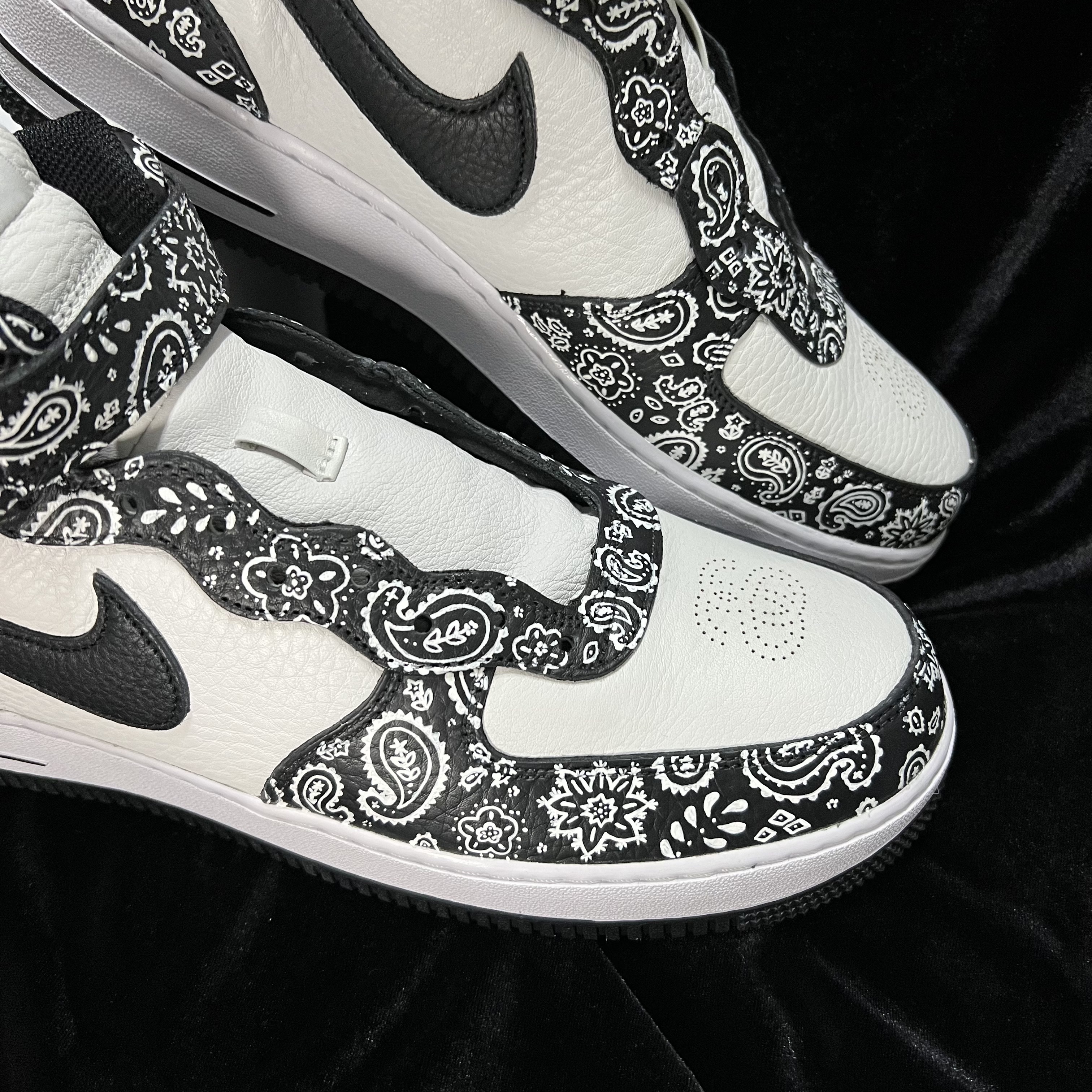 Nike x Stussy Air Force 1 '07 Mid SP Black and Light Bone 착용 스타일 - 2