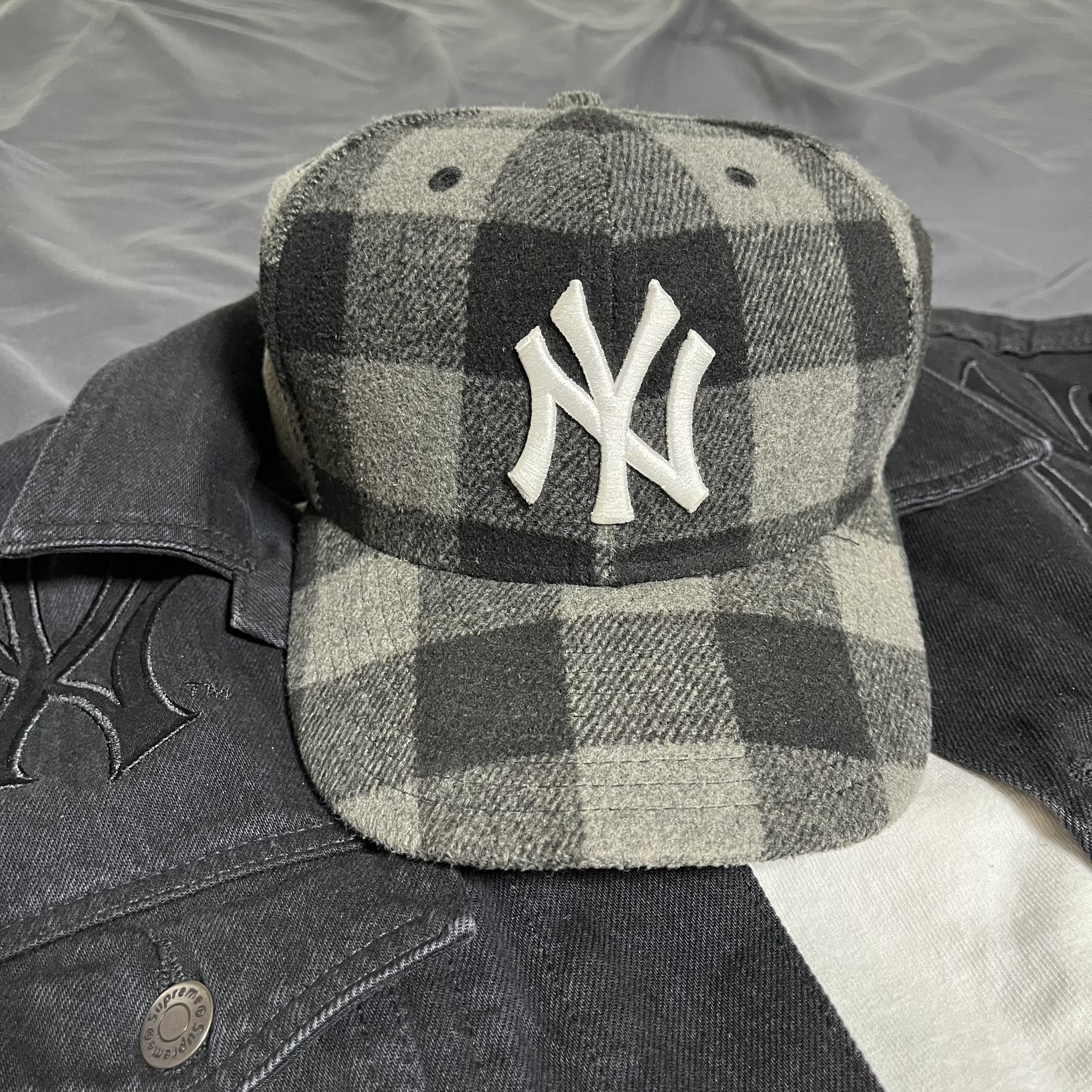 Supreme x New York Yankees Denim Trucker Jacket Washed Black - 21FW 착용 스타일