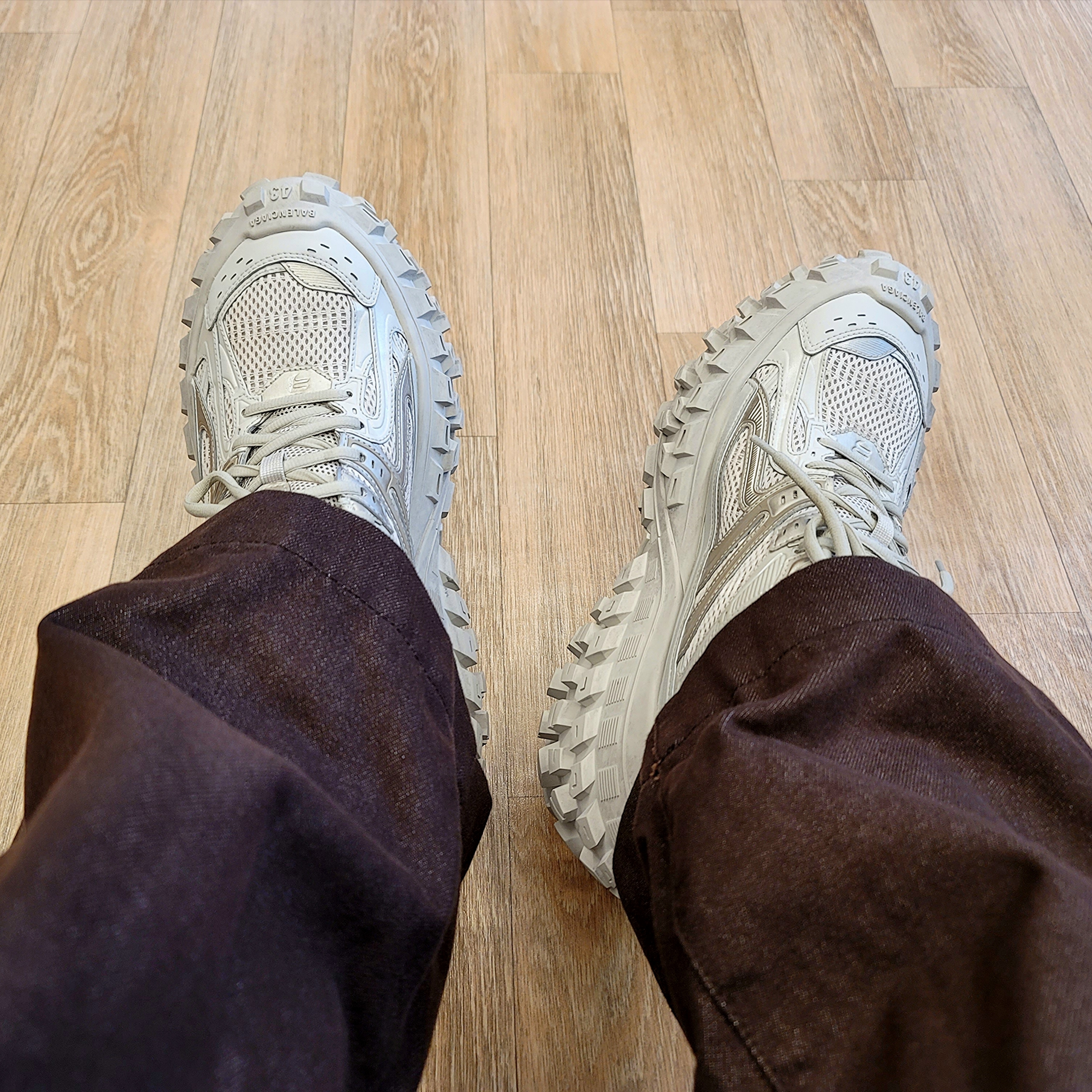 Balenciaga Defender Sneakers Beige 착용 스타일