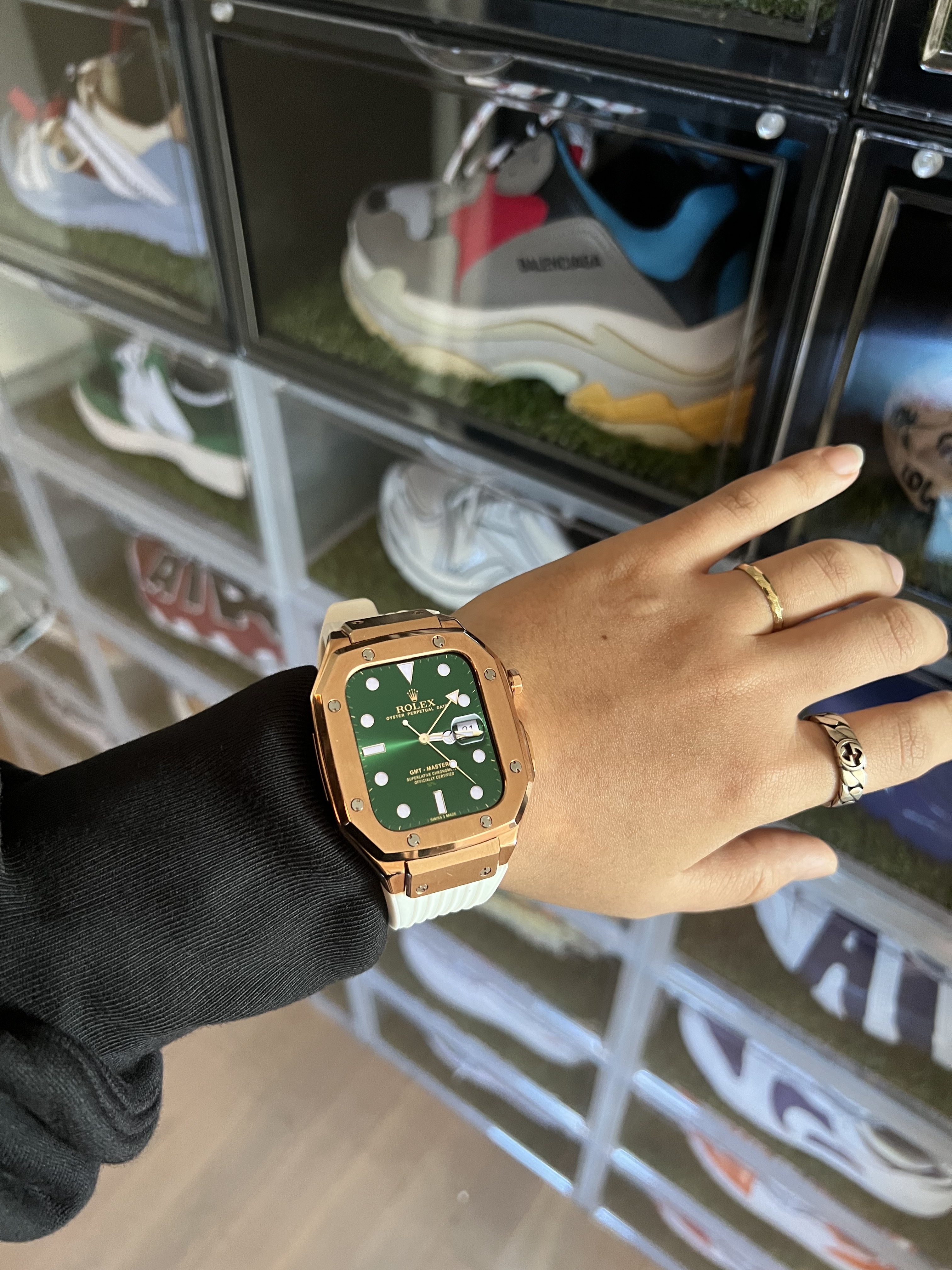 Apple Watch Nike SE 44mm GPS Space Gray Aluminum Case with Nike Sport Band Anthracite Black (Korean Ver.), Balenciaga Triple S Grey Red Blue 2018 Reissue 착용 스타일 - 1