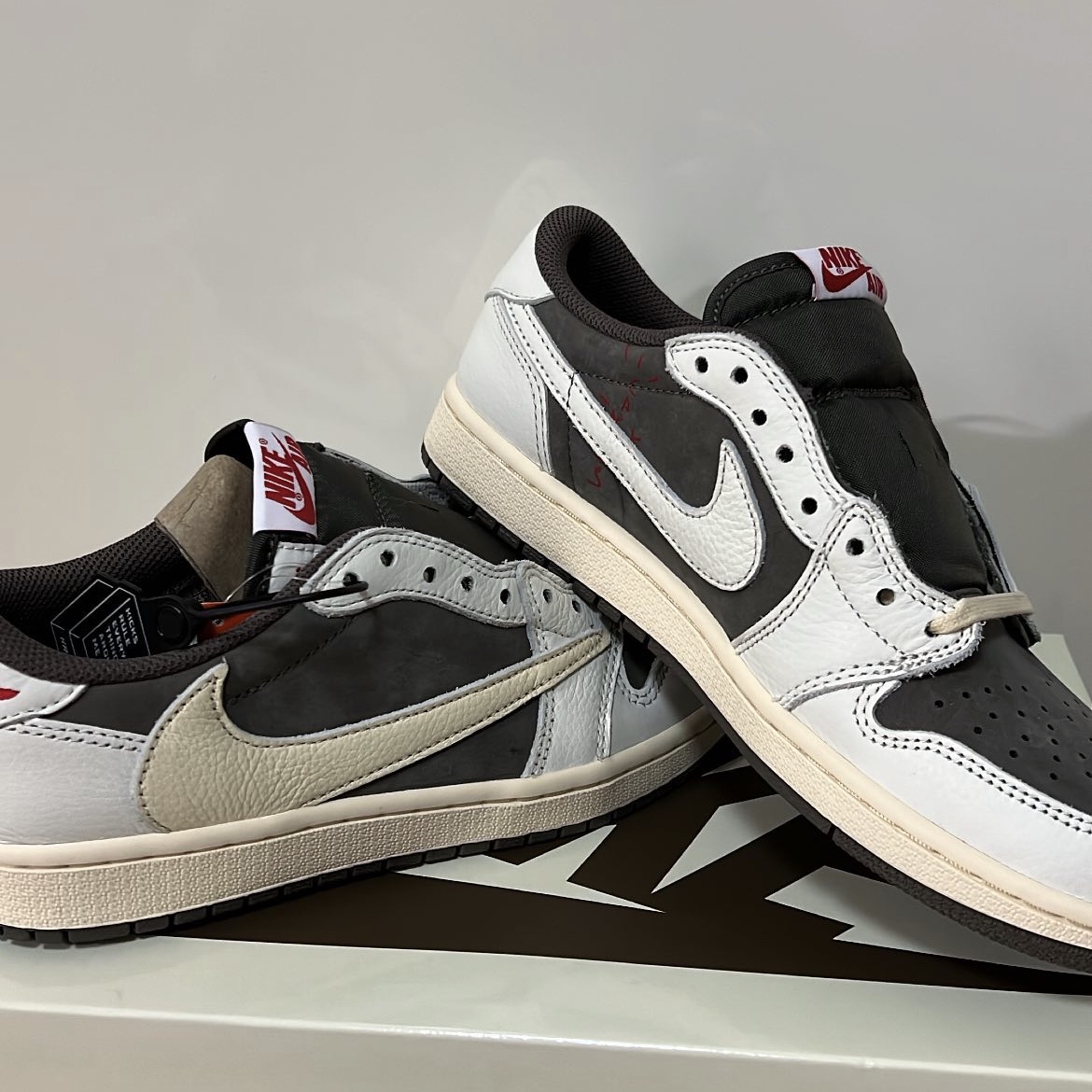 Jordan 1 x Travis Scott Retro Low OG SP Sail and Ridgerock 착용 스타일