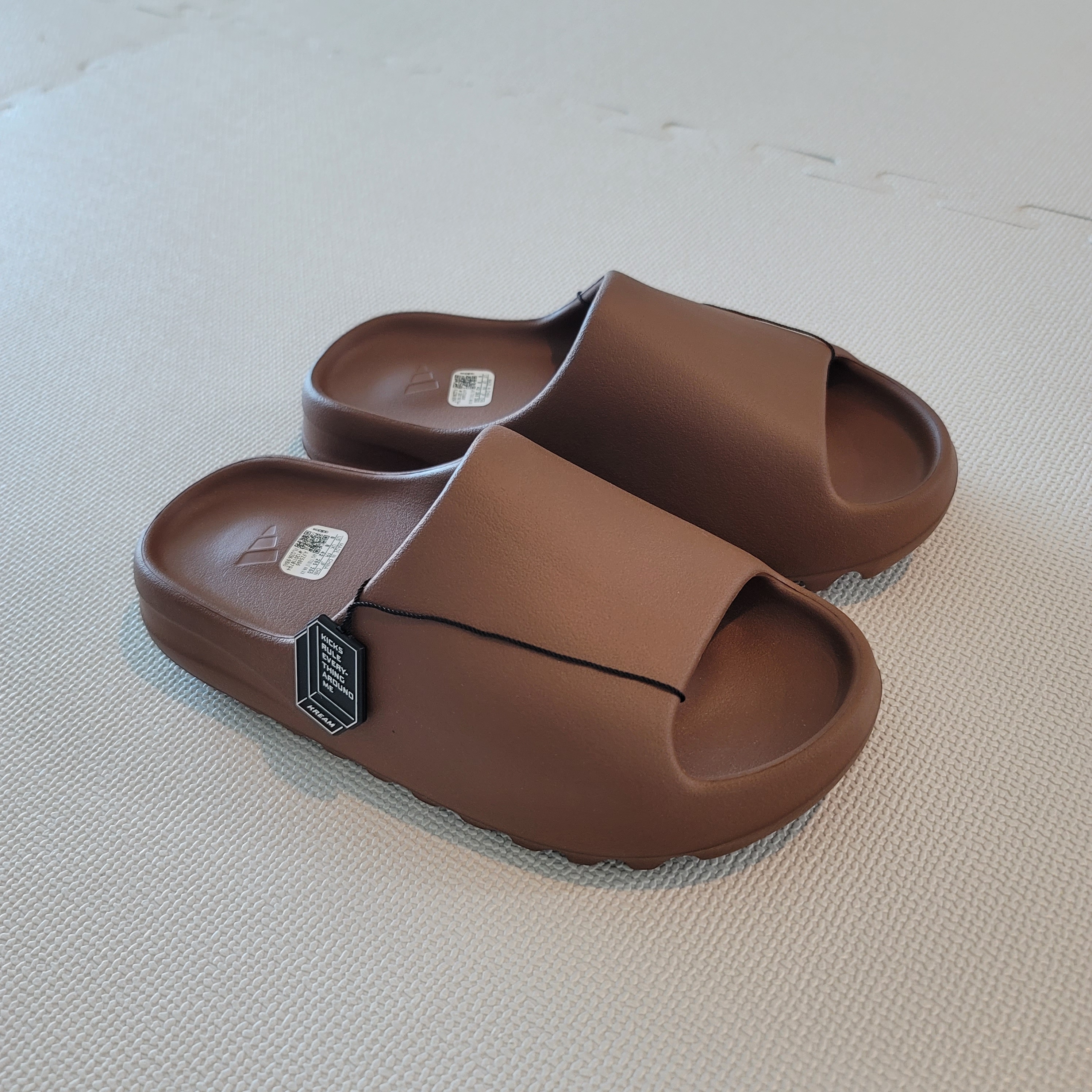 Adidas Yeezy Slide Flax 착용 스타일