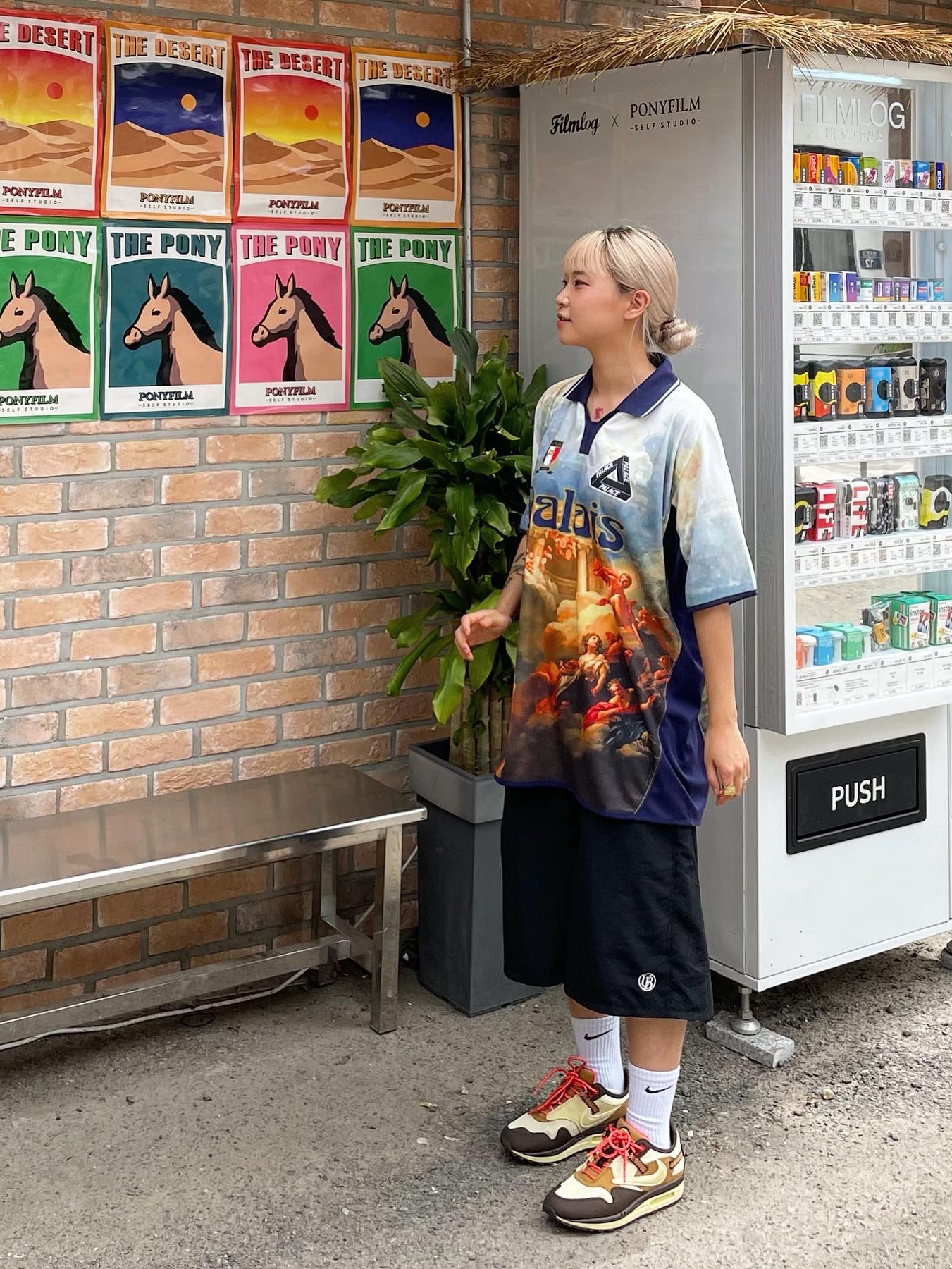 Palace Persailles Football Top White - 22SS, Nike x Travis Scott Air Max 1 Cact.us Brown 착용 스타일 - 2