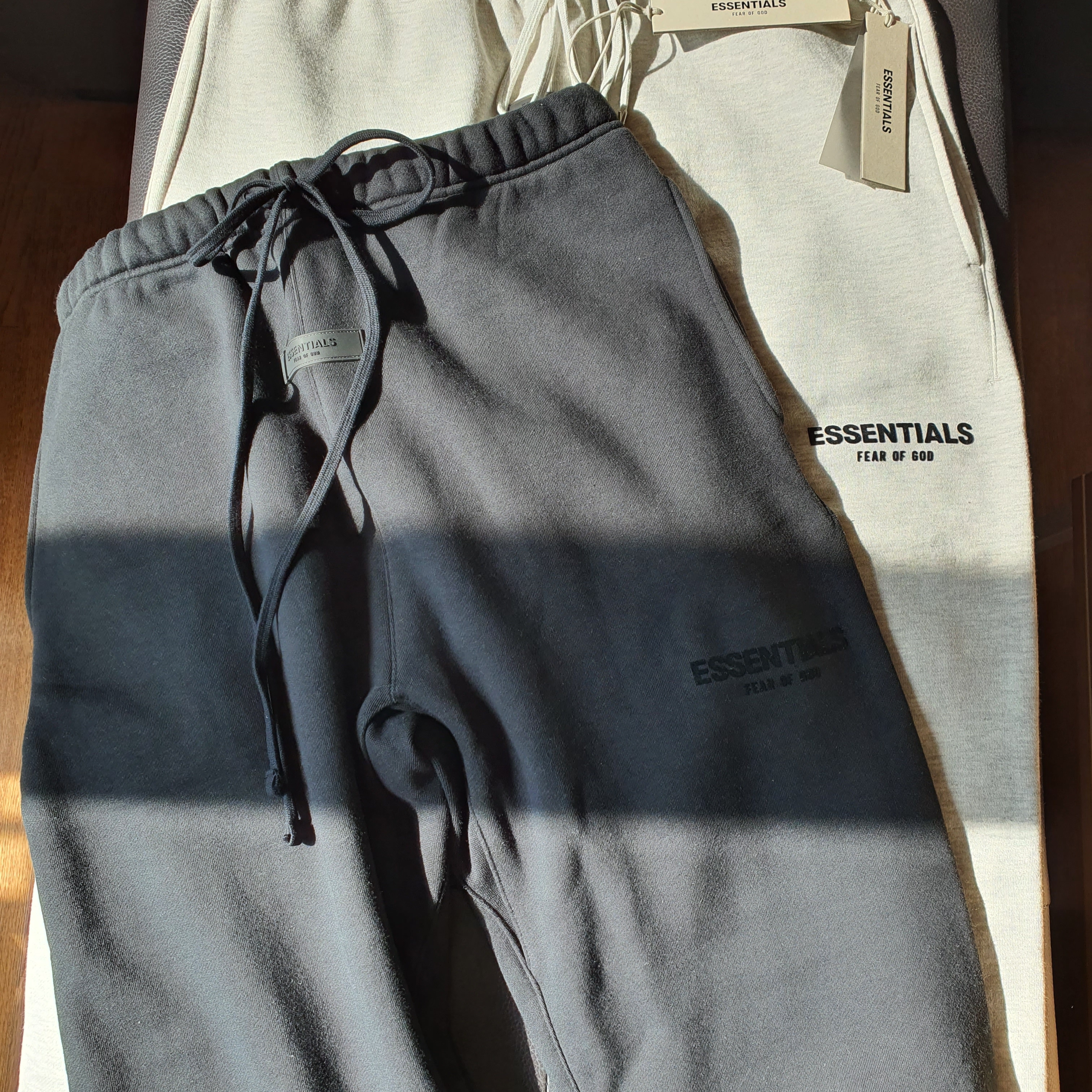 Essentials The Core Collection Relaxed Sweatpants Light Oatmeal, Essentials The Core Collection Relaxed Sweatpants Stretch Limo 착용 스타일