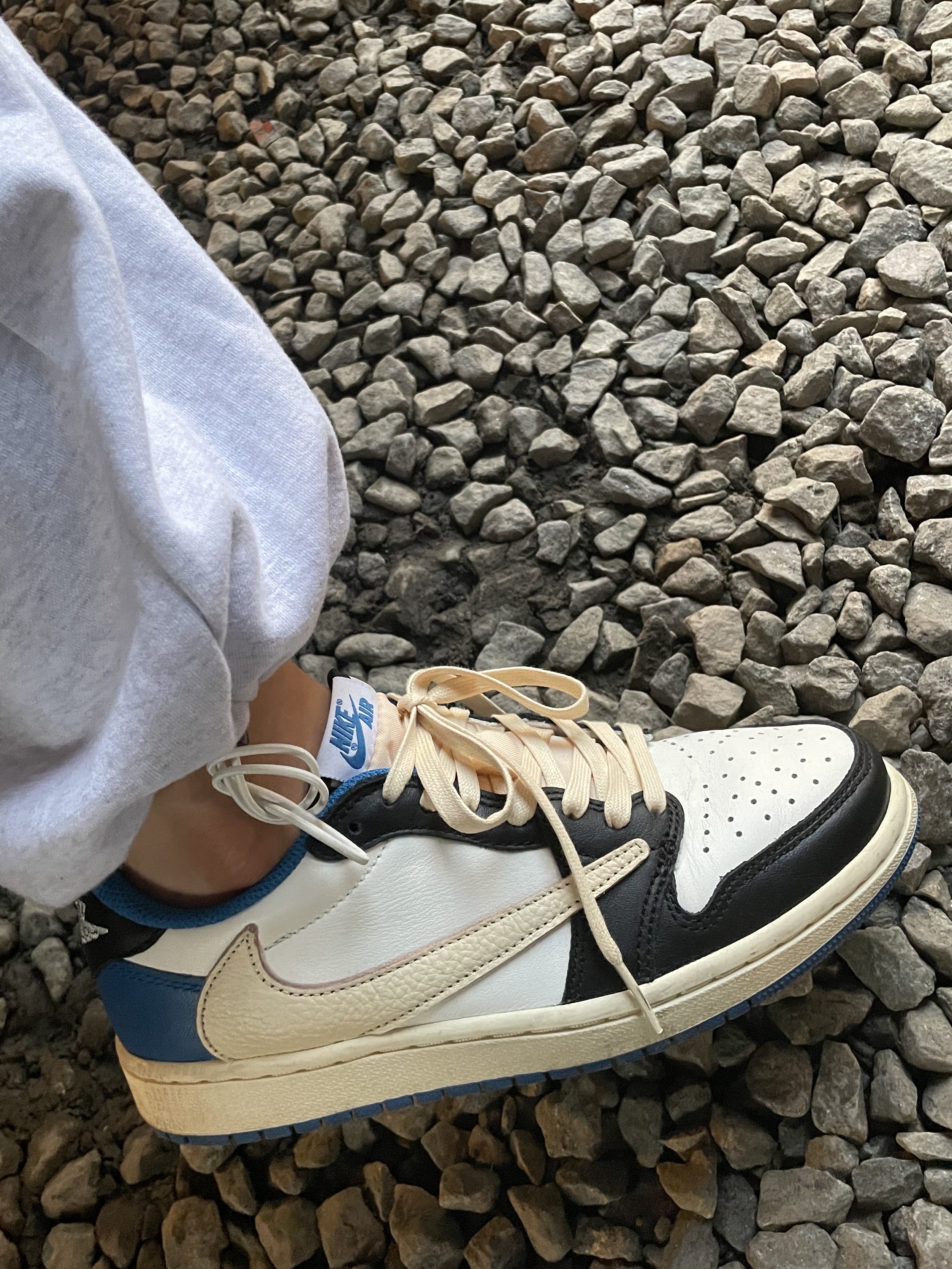 Jordan 1 x Travis Scott x Fragment Retro Low OG SP Military Blue 착용 스타일 - 5