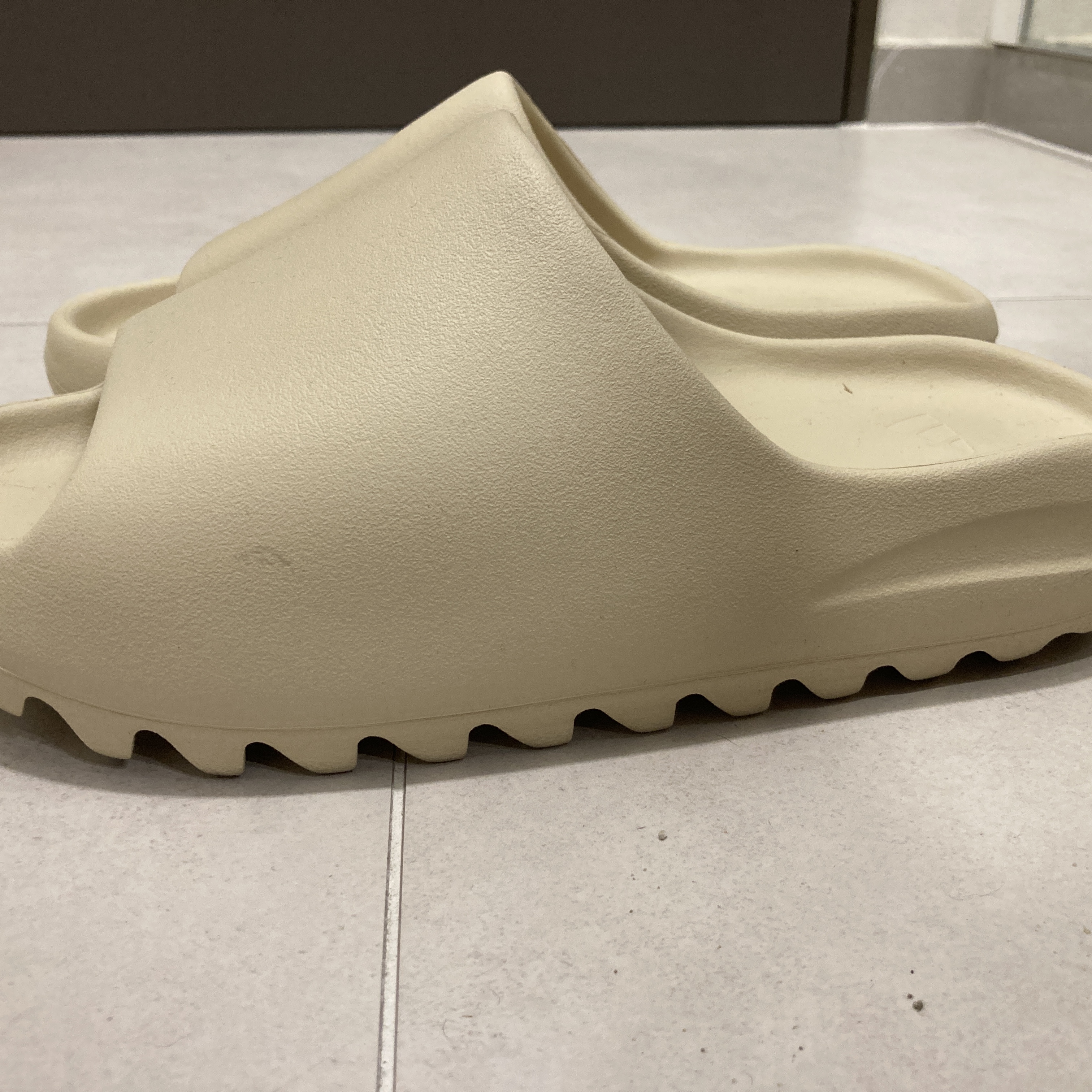 Adidas Yeezy Slide Bone 2022/2023 착용 스타일 - 2