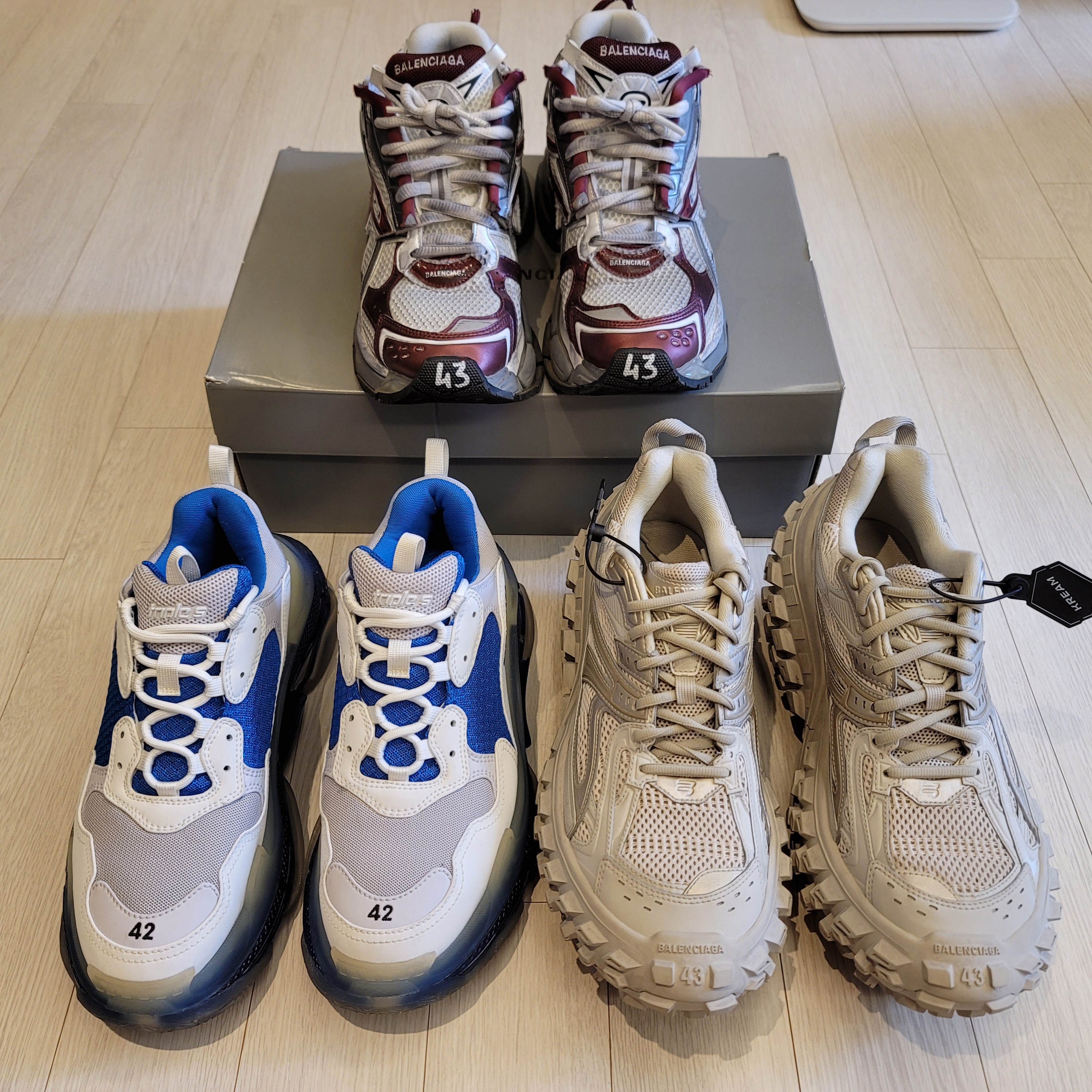 Balenciaga Defender Sneakers Beige, Balenciaga Runner Sneakers Grey Burgundy 착용 스타일 - 4