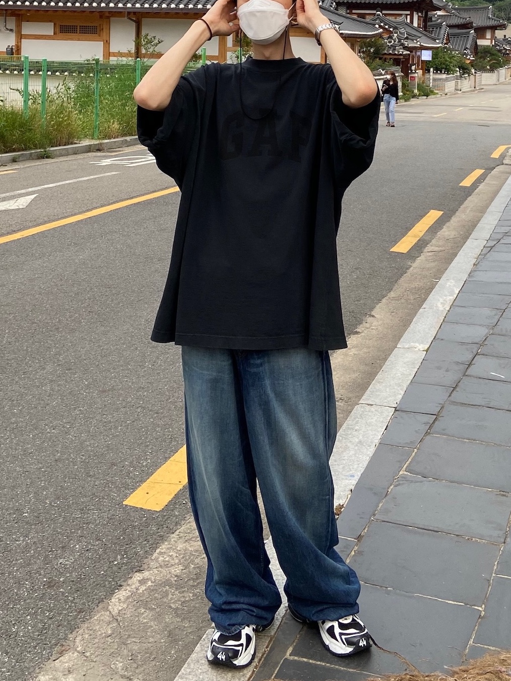 Balenciaga Runner Sneakers Black White, Yeezy Gap Engineered By Balenciaga Dove 3/4 Sleeve T-Shirt Washed Black 착용 스타일