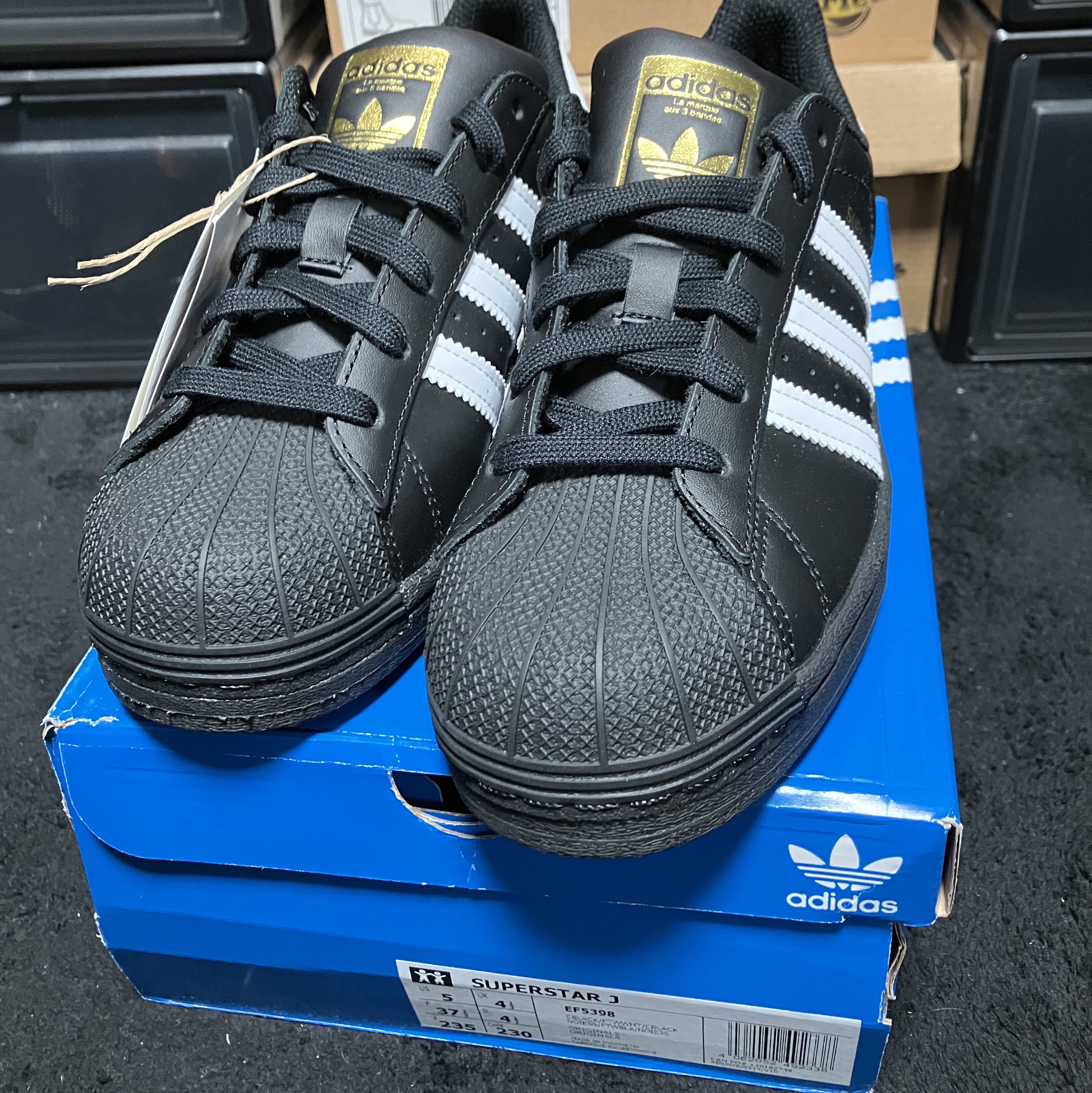 Adidas Superstar Core Black White 착용 스타일
