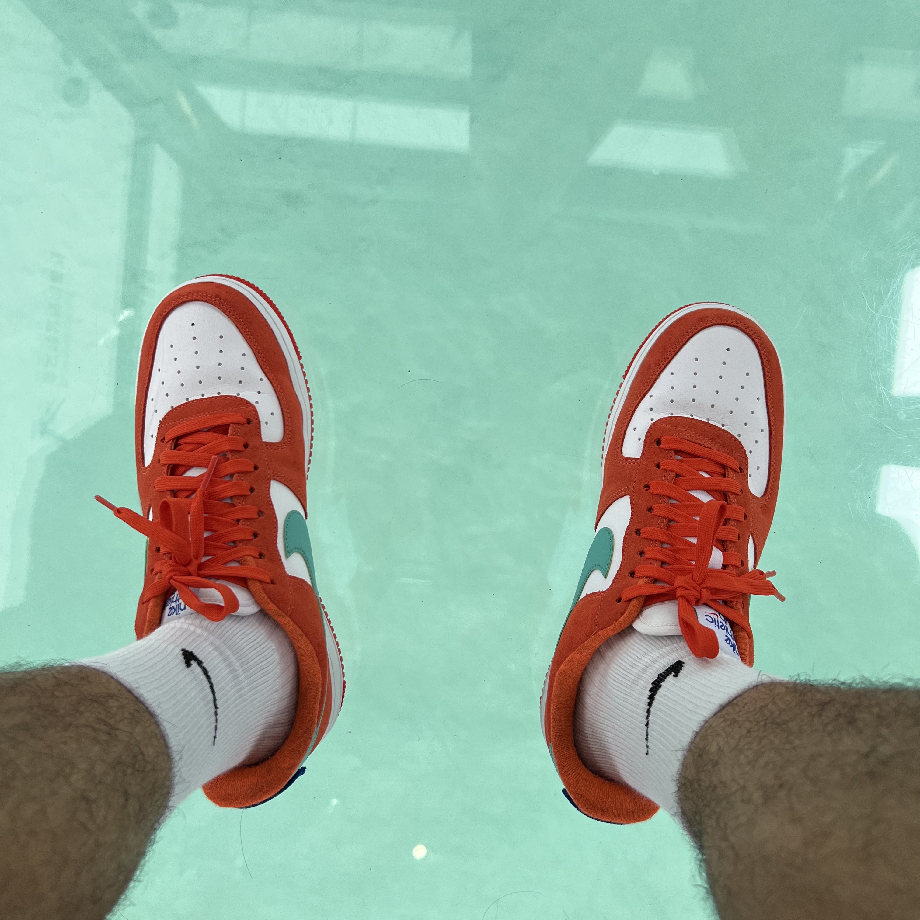 Nike Air Force 1 '07 LV8 Athletic Club Rush Orange Washed Teal 착용 스타일 - 2