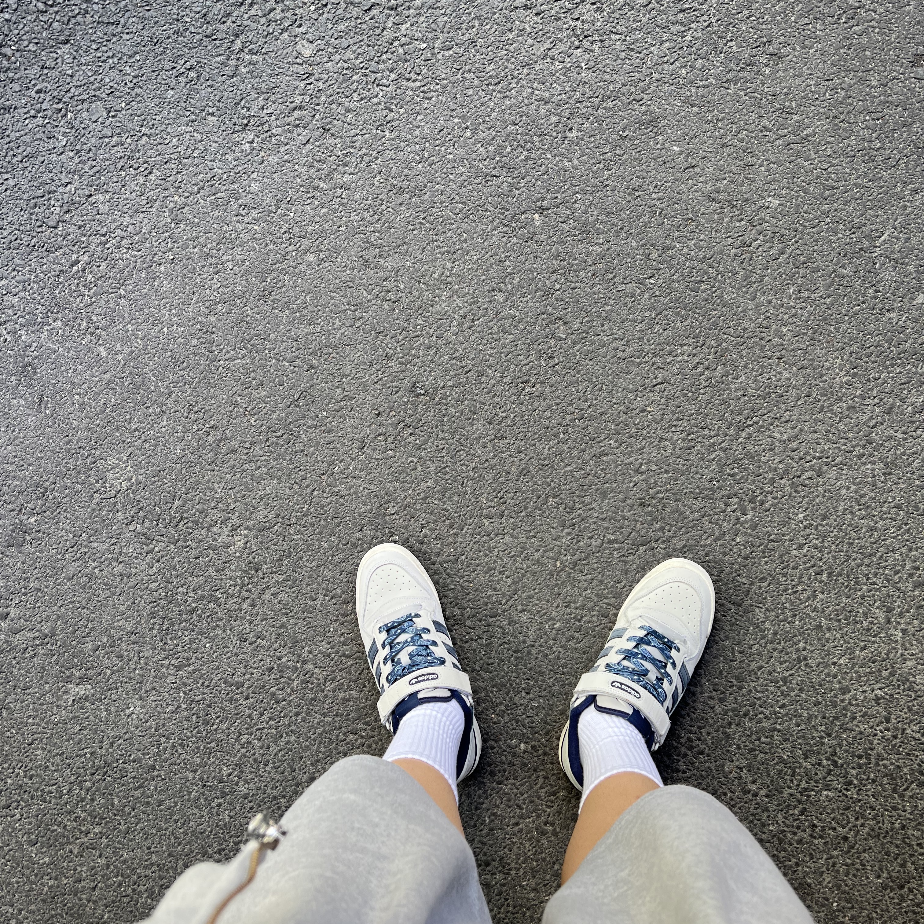 Adidas Forum Low White Collegiate Navy 착용 스타일
