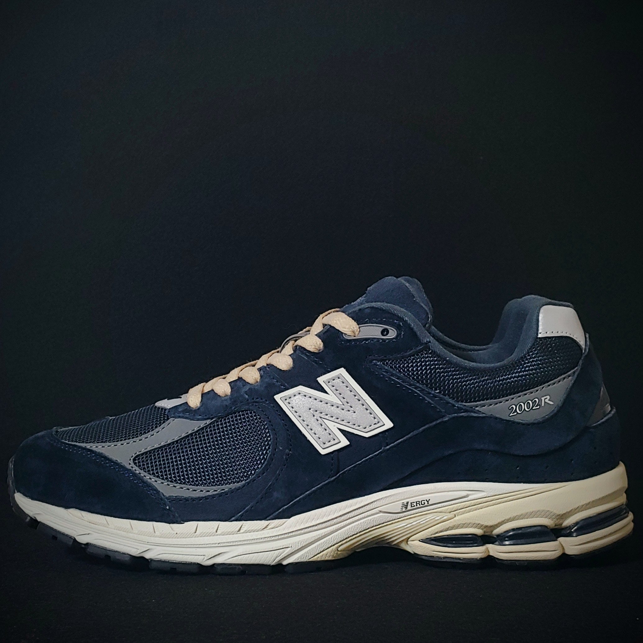 New Balance 2002R Eclipse Castlerock 착용 스타일 - 2
