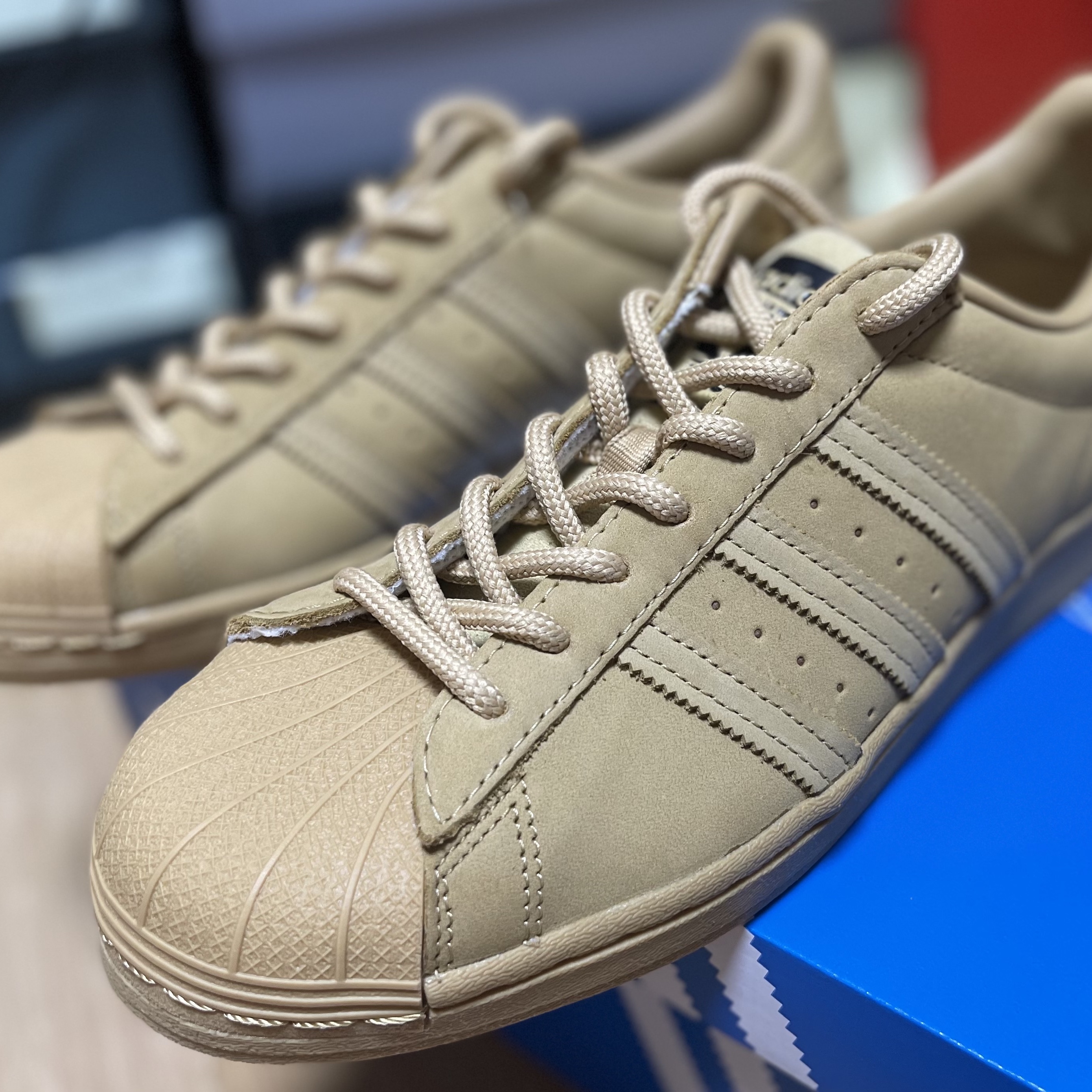 Adidas Superstar Golden Beige 착용 스타일 - 1
