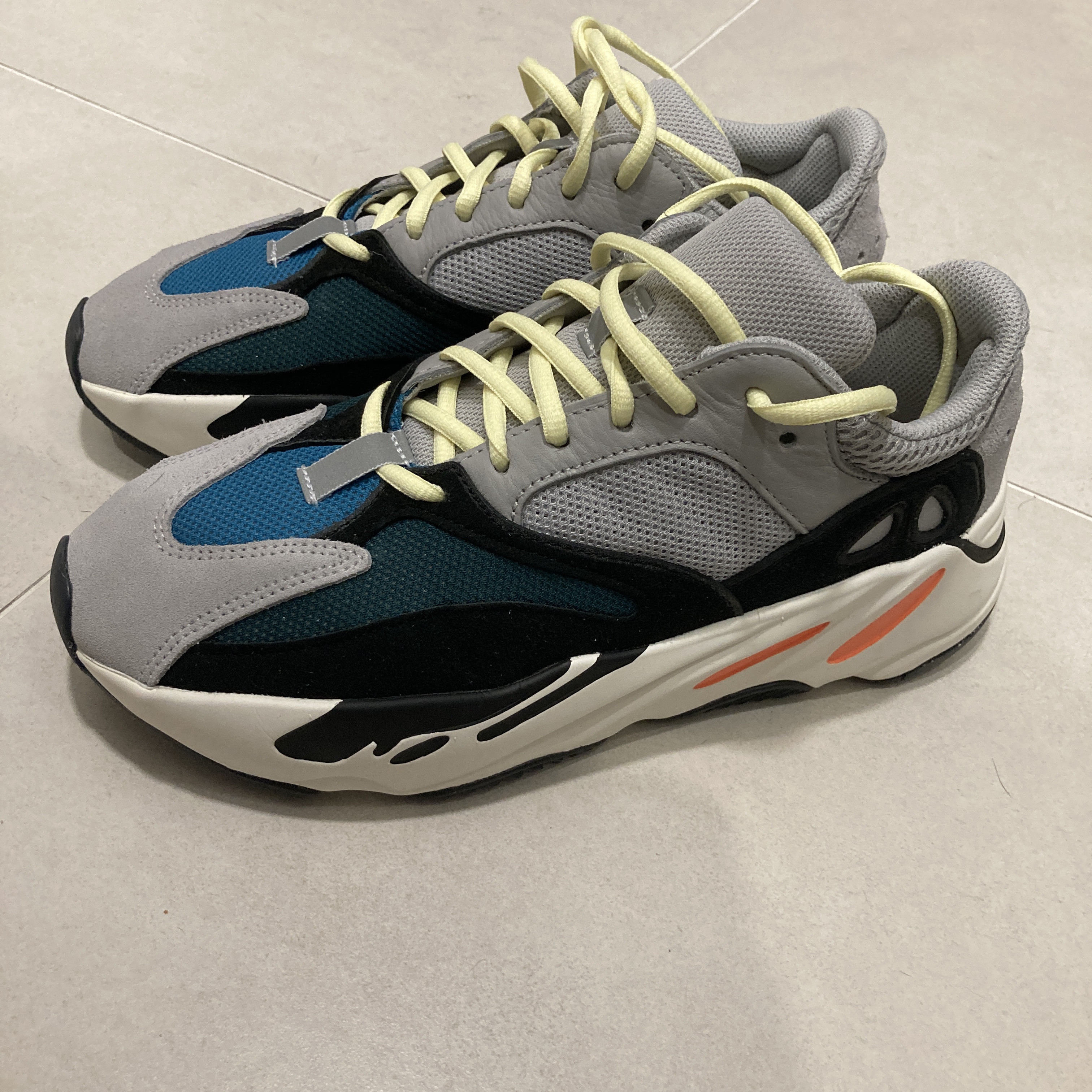 Adidas Yeezy Boost 700 Wave Runner Solid Grey 2021/2022, Adidas x Beyonce Ivy Park Nite Jogger Off White 착용 스타일 - 1
