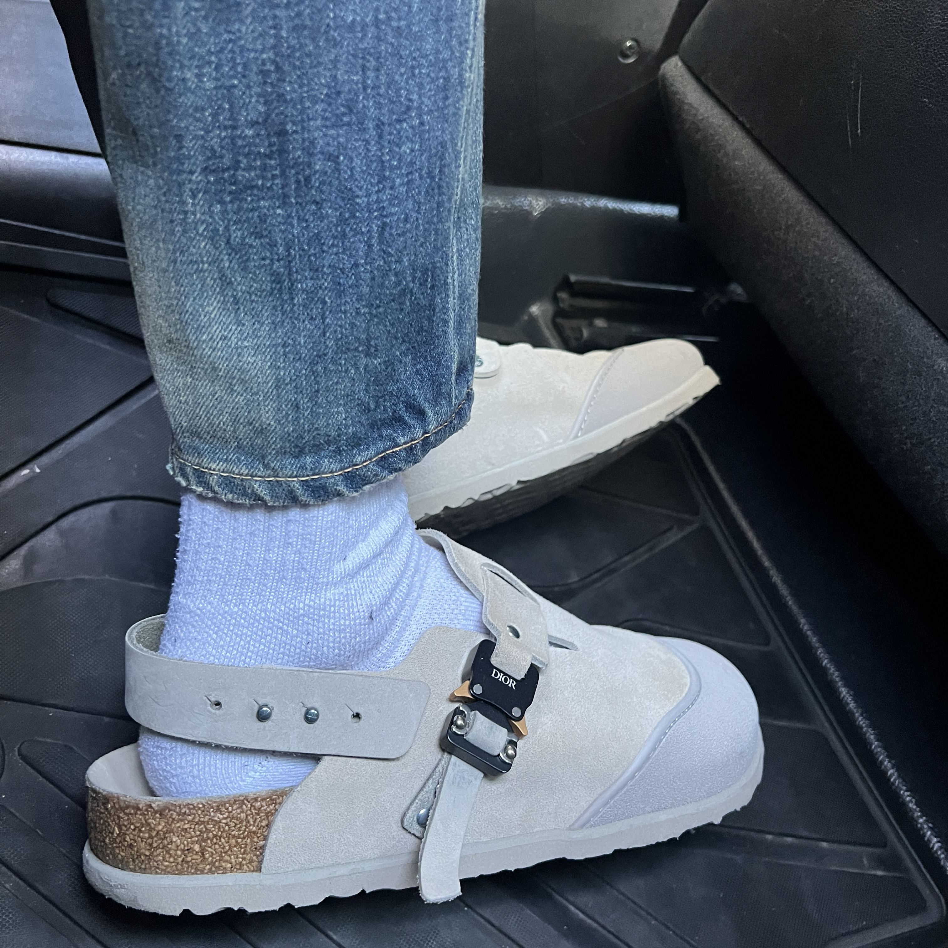 Dior x Birkenstock Tokio Mule Nubuck Calfskin Greige 착용 스타일
