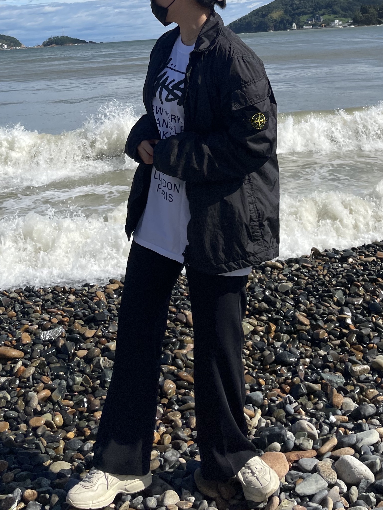 Stone Island 10223 Crinkle Reps Nylon Garment Dyed Overshirt Black - 22FW, Stussy World Tour T-Shirt White 착용 스타일