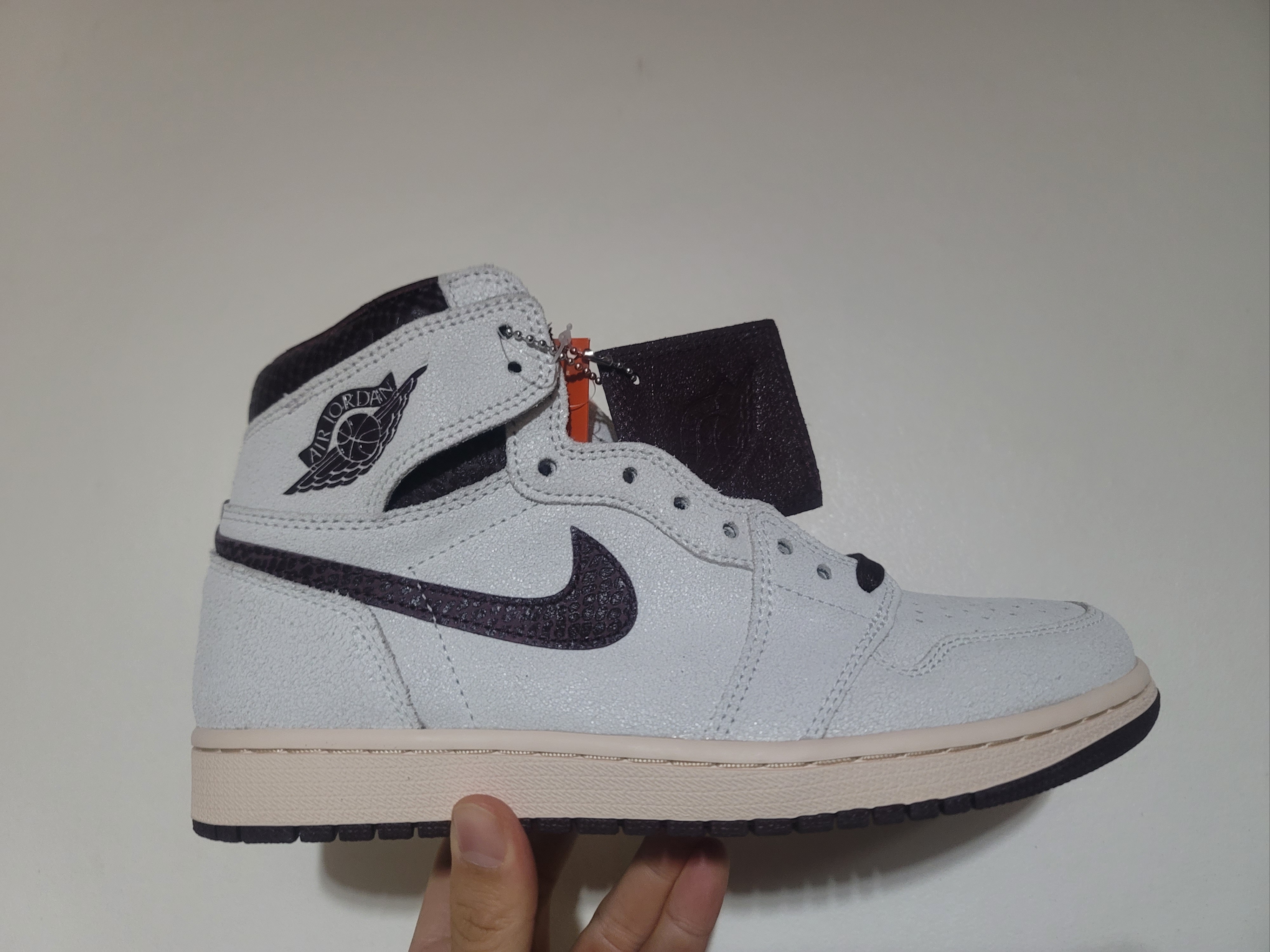 Jordan 1 x A Ma Maniere Retro High OG SP Sail and Burgundy 착용 스타일