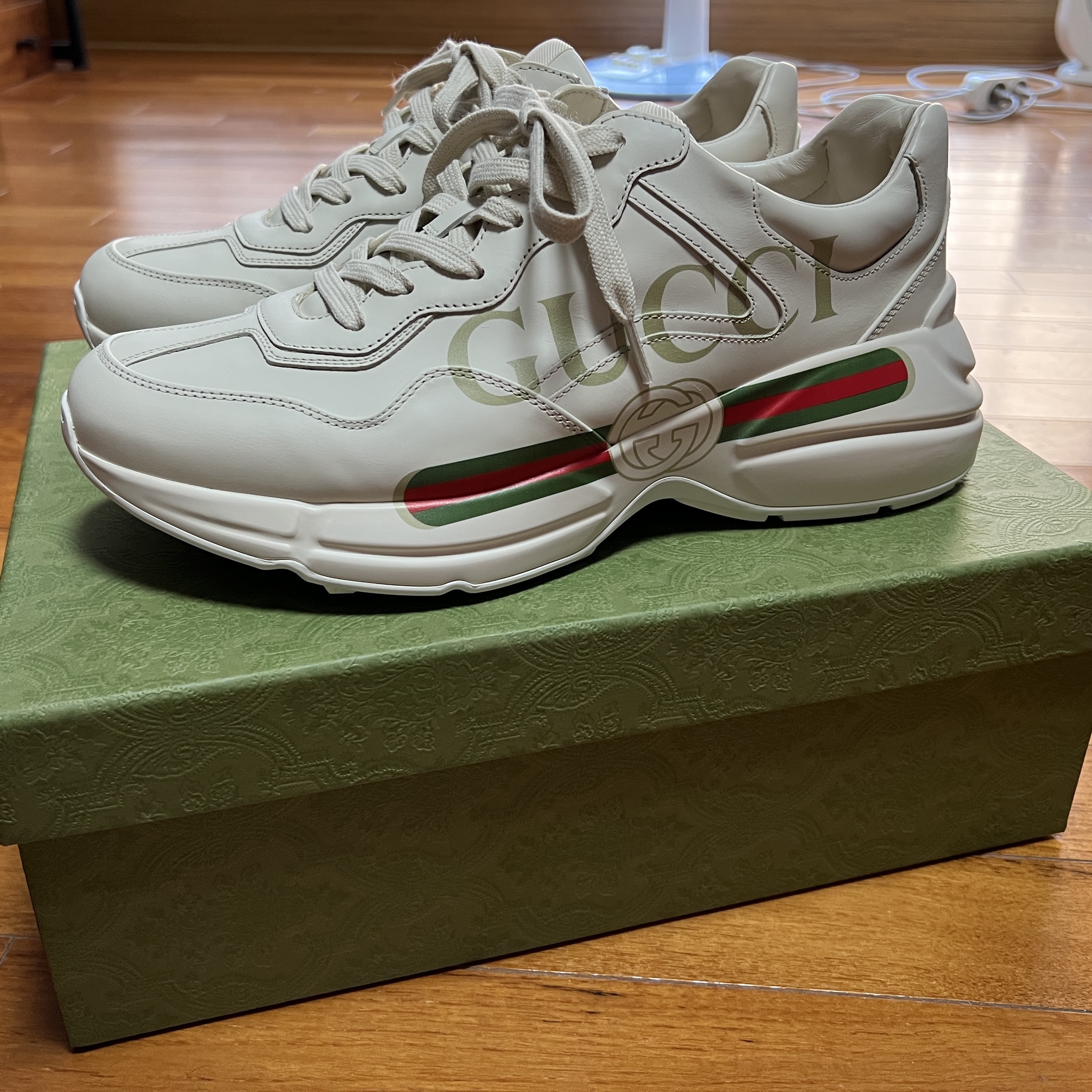 Gucci Rhyton Leather Sneakers Logo 착용 스타일