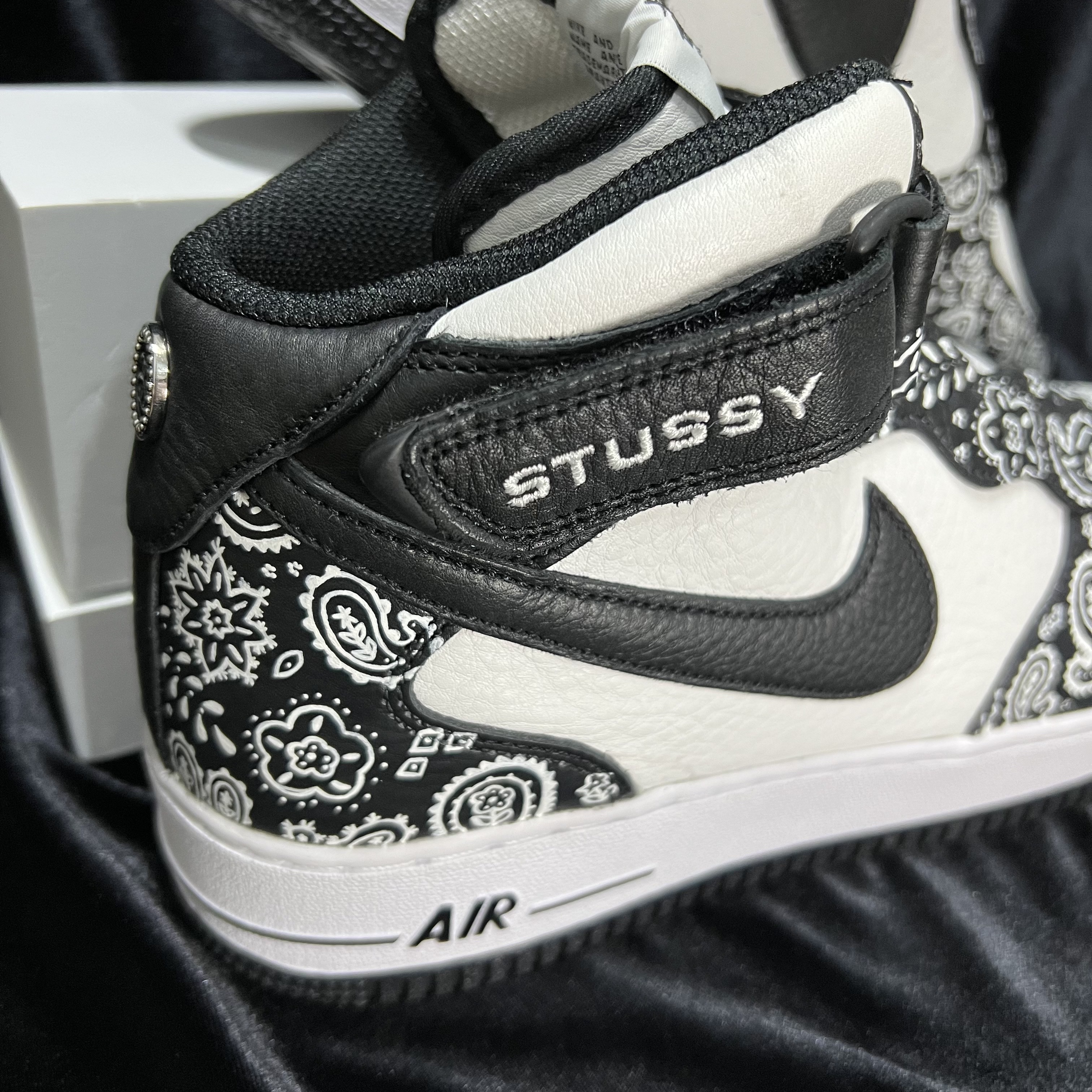 Nike x Stussy Air Force 1 '07 Mid SP Black and Light Bone 착용 스타일 - 3