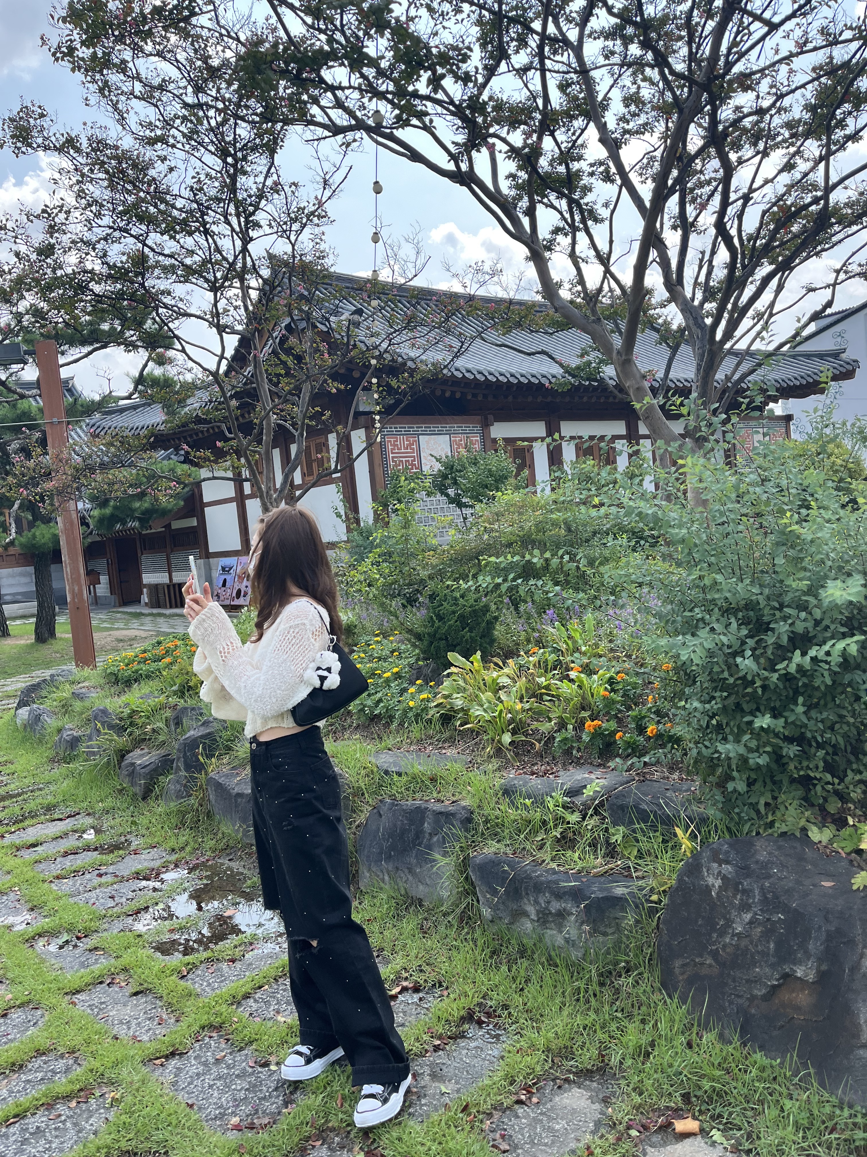 Maison Mihara Yasuhiro Peterson OG Sole Canvas Low Sneakers Black, Prada Re-Edition 2005 Re-Nylon Mini Hobo Bag Black 착용 스타일 - 1
