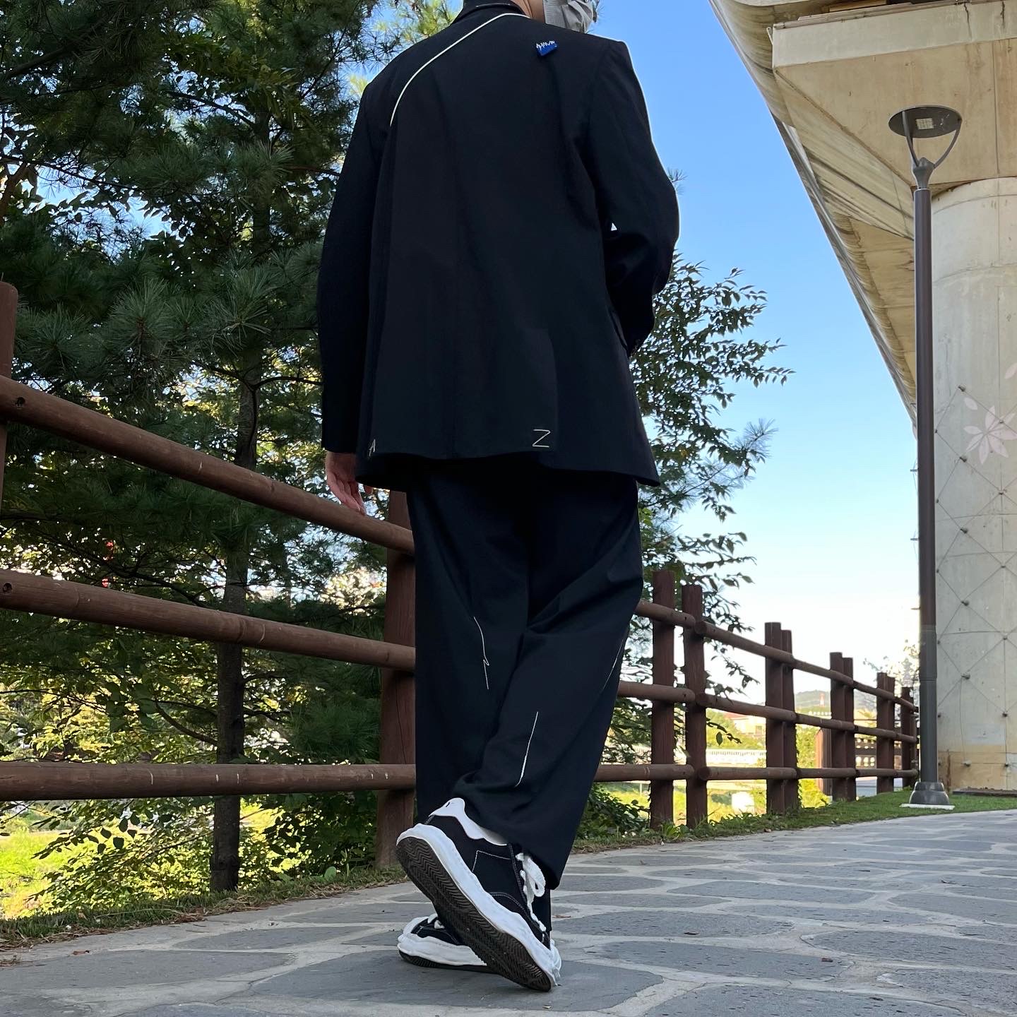 Maison Mihara Yasuhiro Blakey OG Sole Canvas Low-top Sneakers Black, Zara x Ader Error Oversized Blazer Black 착용 스타일 - 3