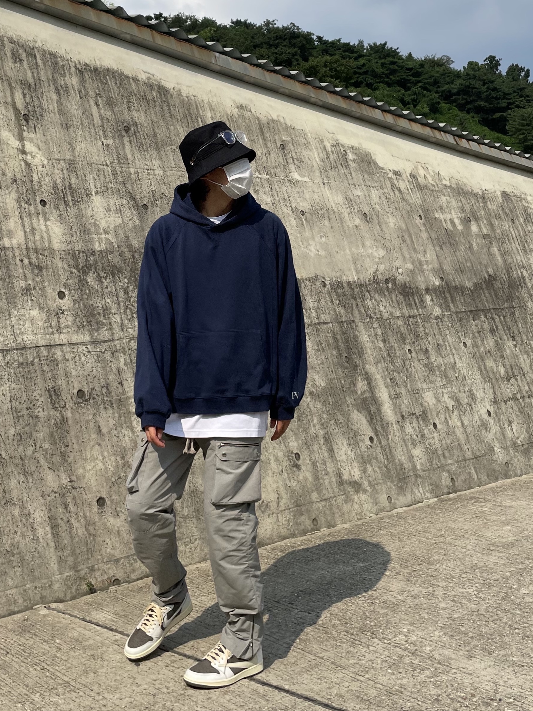 Jordan 1 x Travis Scott Retro Low OG SP Sail and Ridgerock 착용 스타일