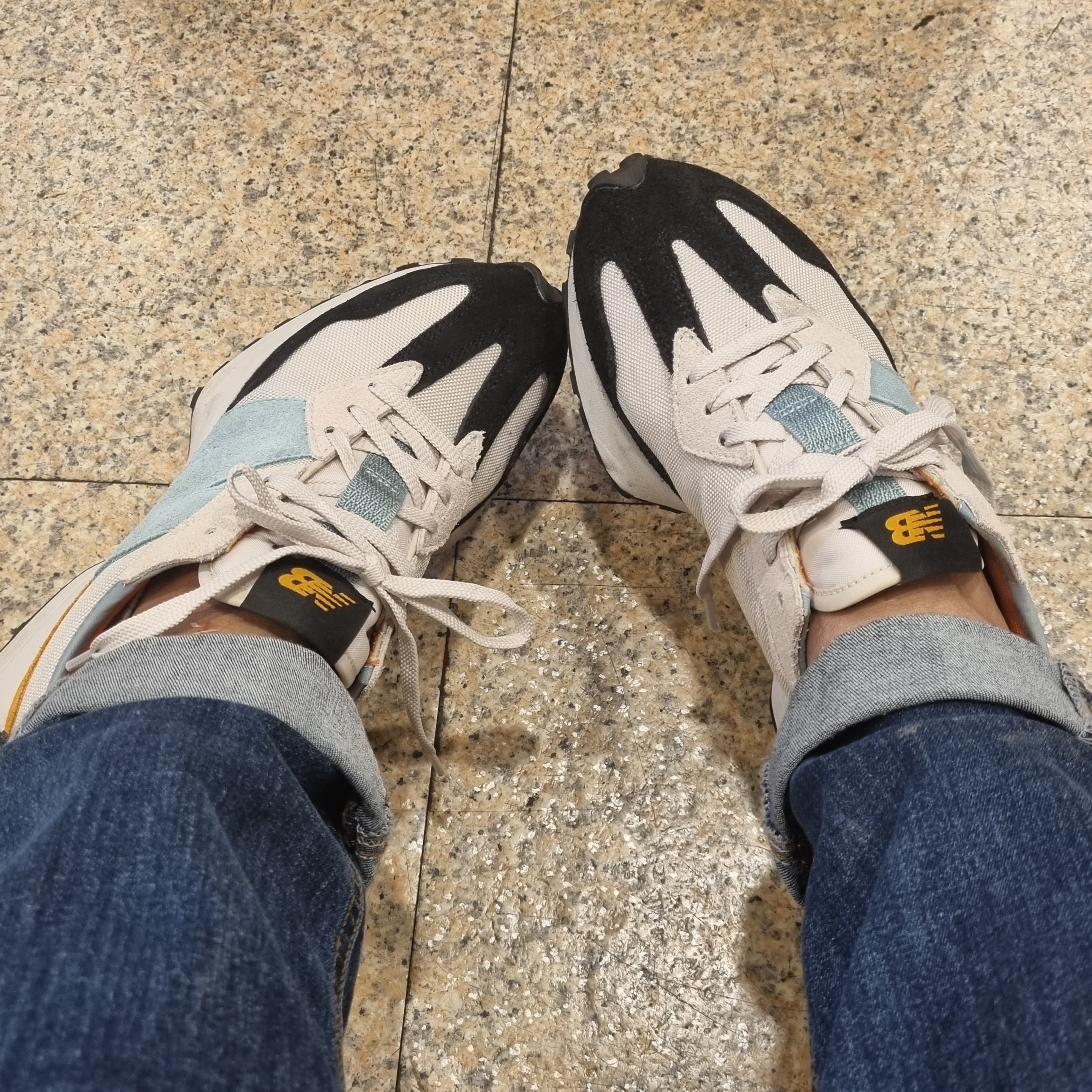 New Balance 327 Moonbeam Blue 착용 스타일
