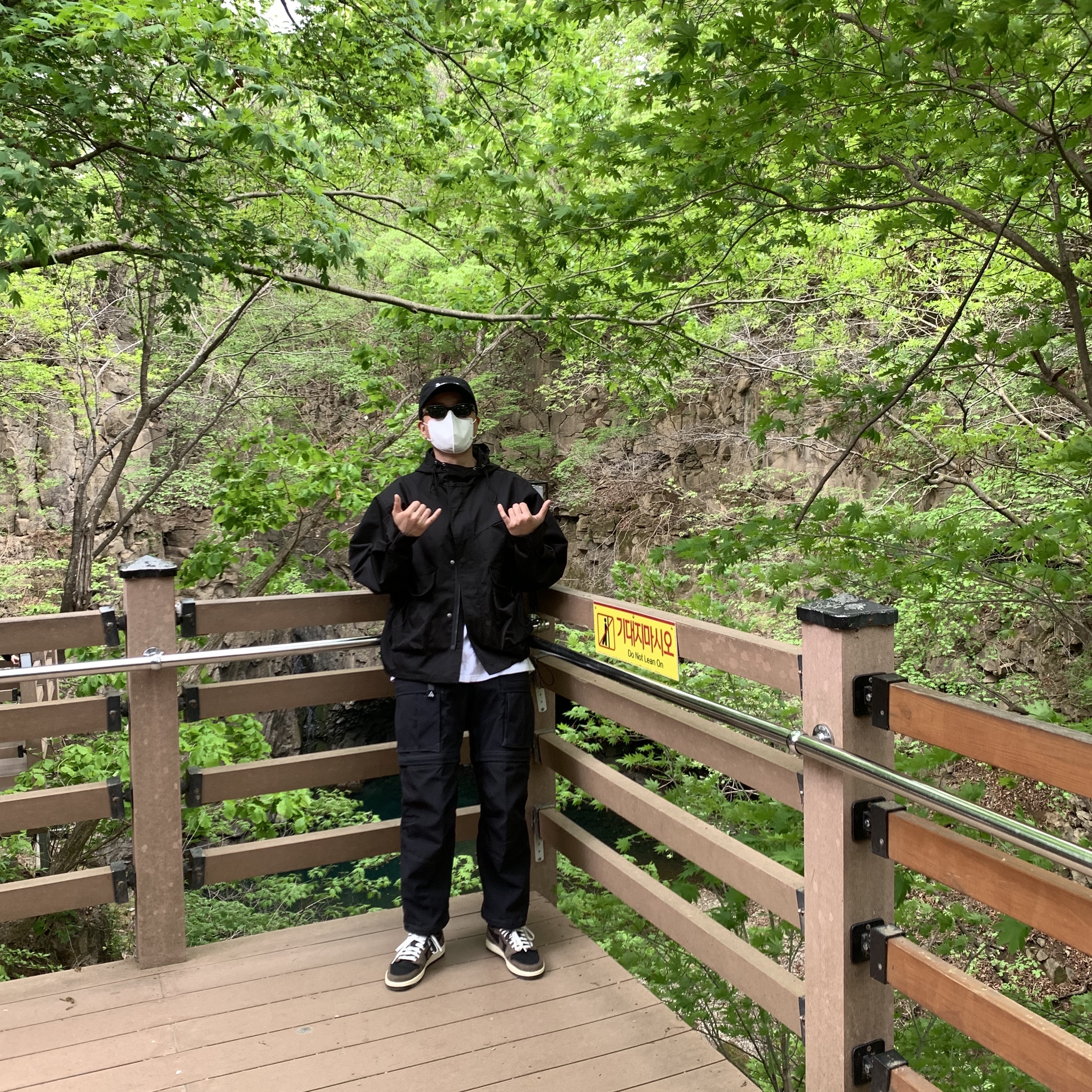 Jordan 1 x Travis Scott Retro Low OG SP Mocha, Nike ACG Smith Summit Cargo Pants Black Summit White - Asia 착용 스타일 - 1