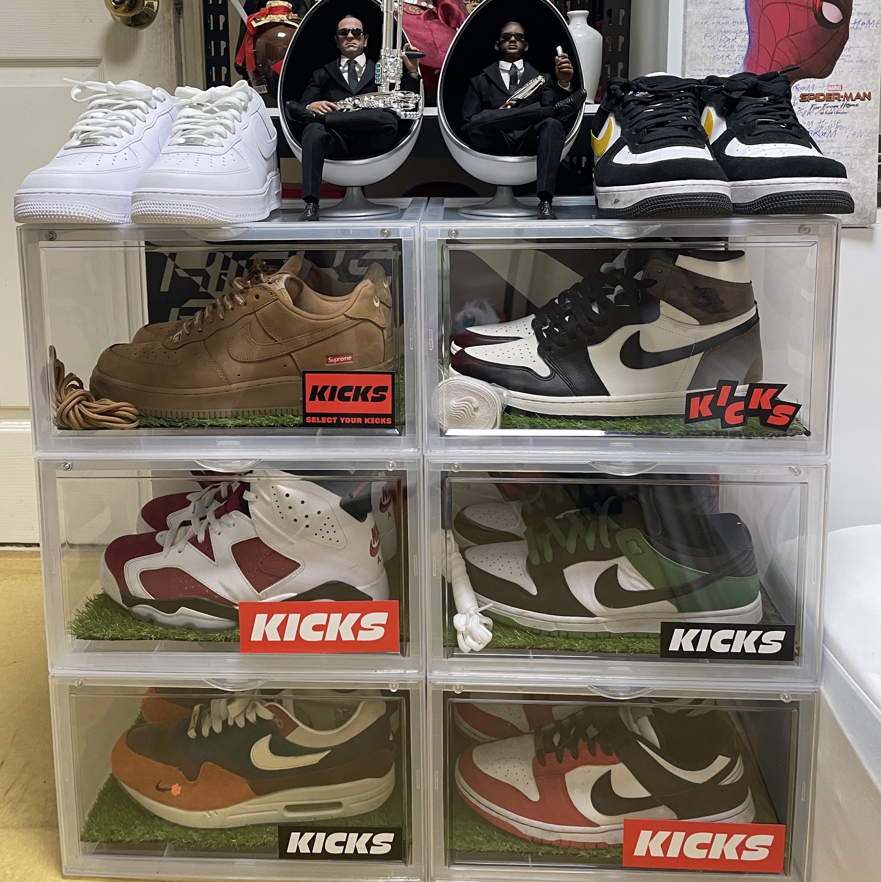 Nike x Supreme Air Force 1 Low Flax, Jordan 1 Retro High OG Black Mocha 착용 스타일