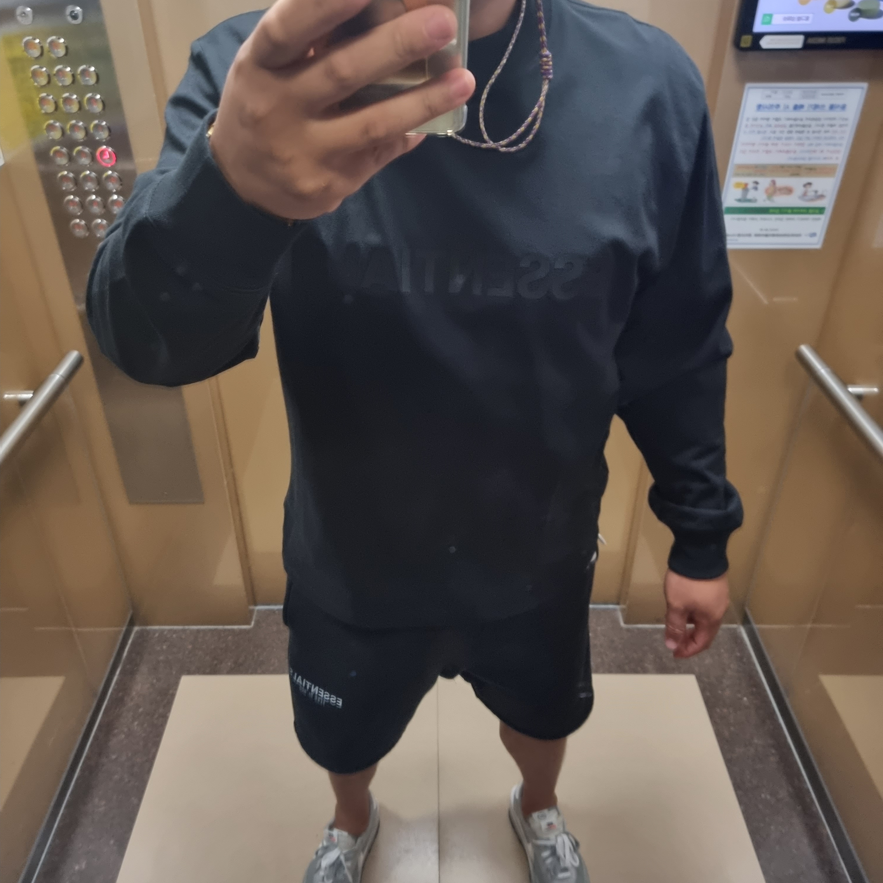 Essentials The Core Collection Sweatshorts Black, Essentials Long Sleeve T-Shirt Black - 21SS 착용 스타일 - 1