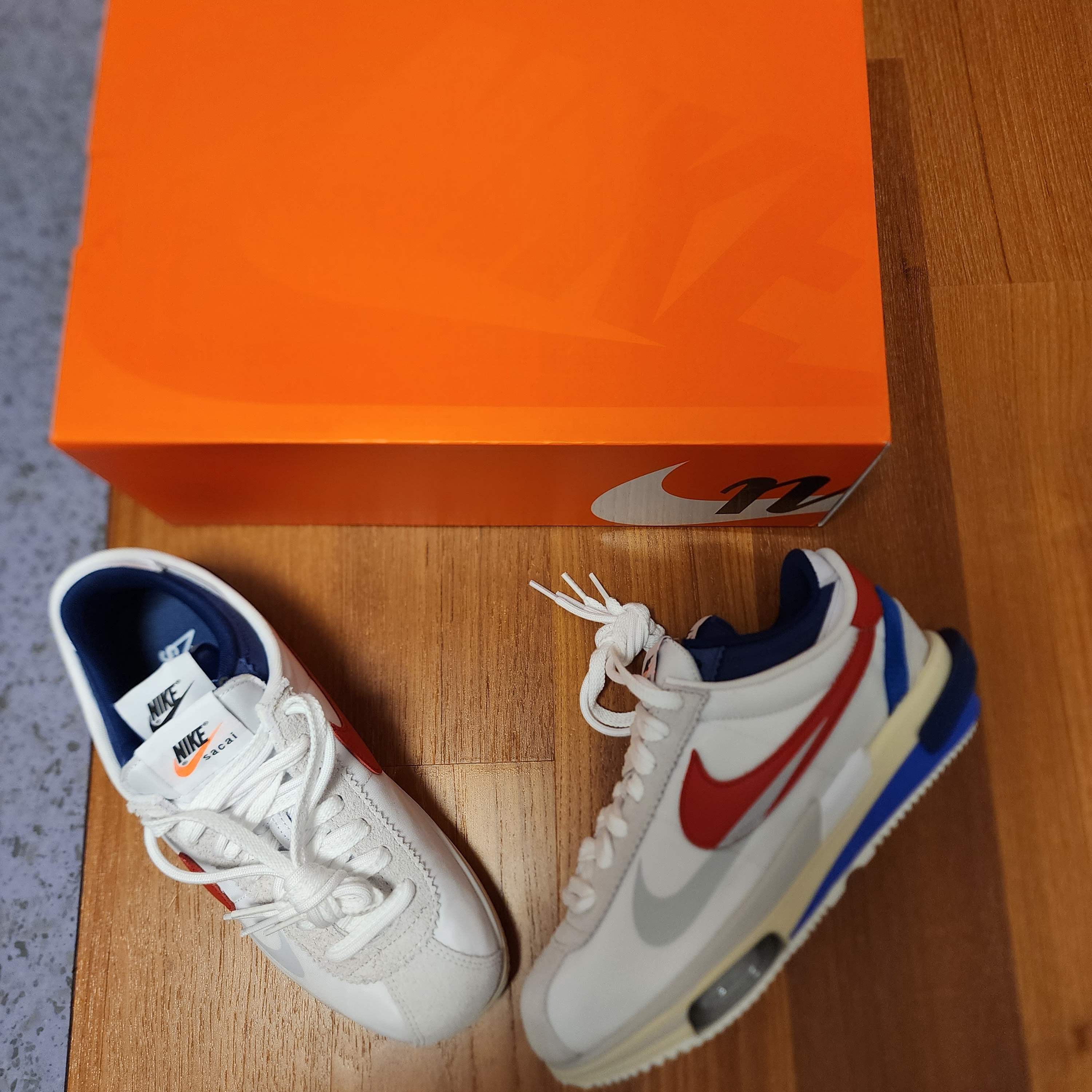 Nike x Sacai Zoom Cortez SP White and University Red 착용 스타일 - 2