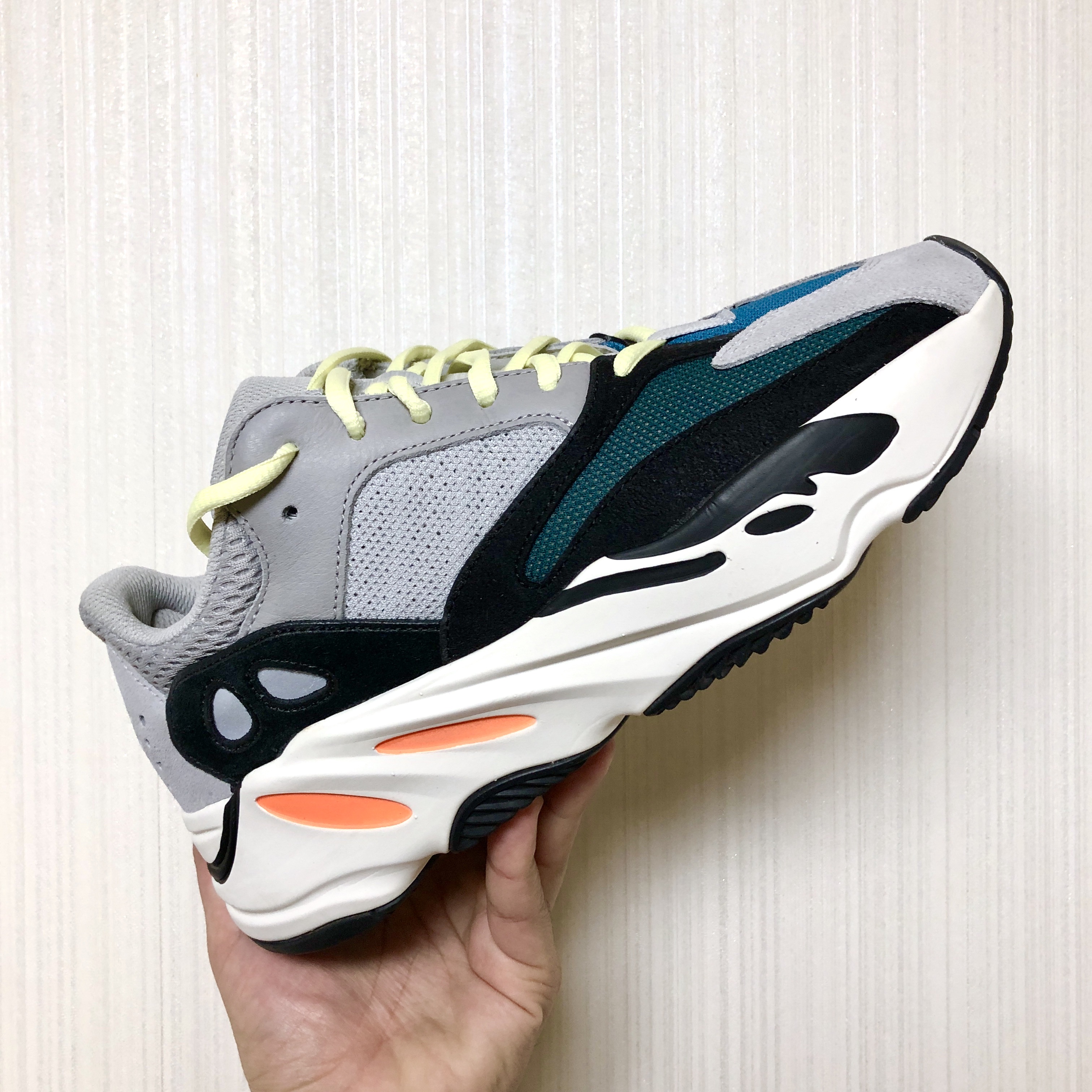 Adidas Yeezy Boost 700 Wave Runner Solid Grey 2017/2019 착용 스타일