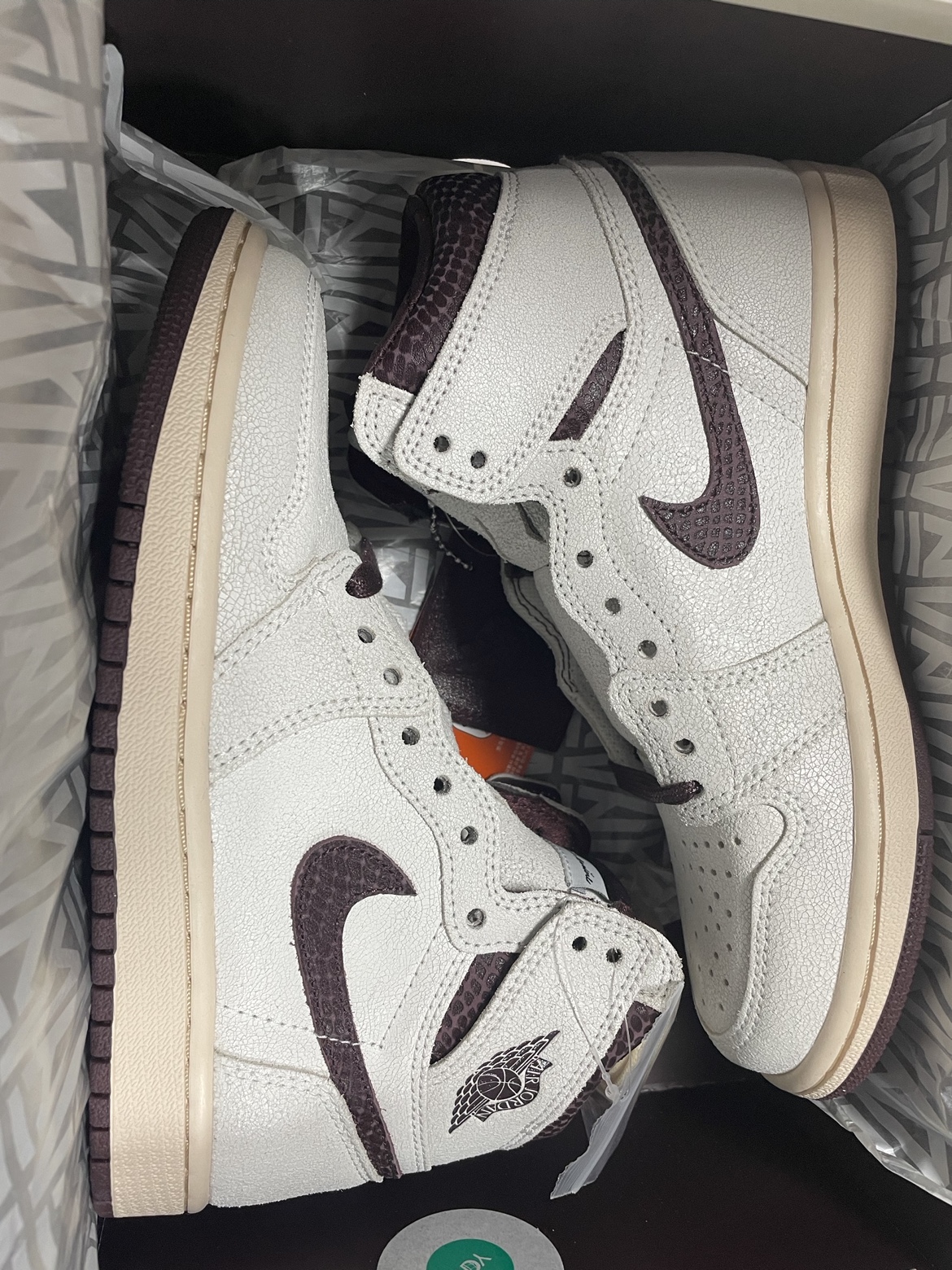 Jordan 1 x A Ma Maniere Retro High OG SP Sail and Burgundy 착용 스타일