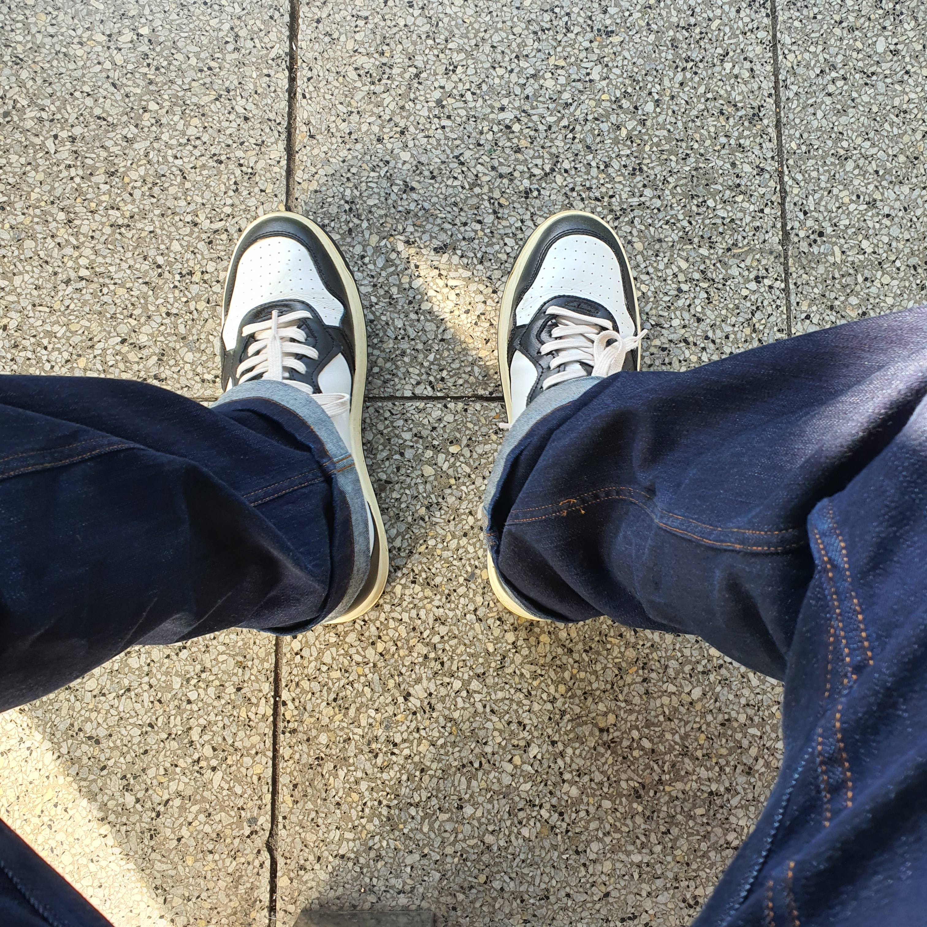 Autry Medalist Low Leather Sneakers Black White 착용 스타일 - 2