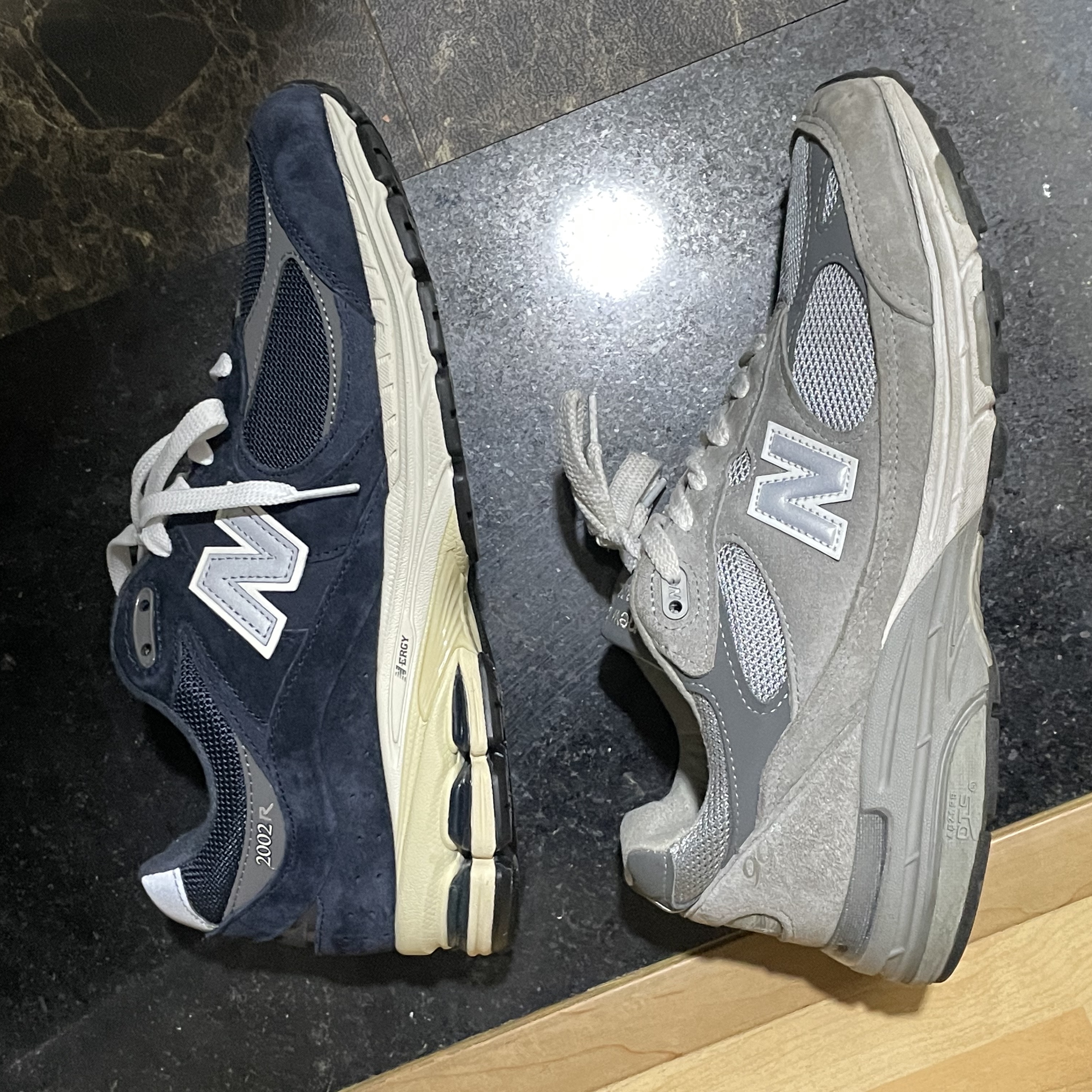 New Balance 2002R Eclipse Castlerock, New Balance 993 Made in USA Grey - D Standard 착용 스타일 - 1